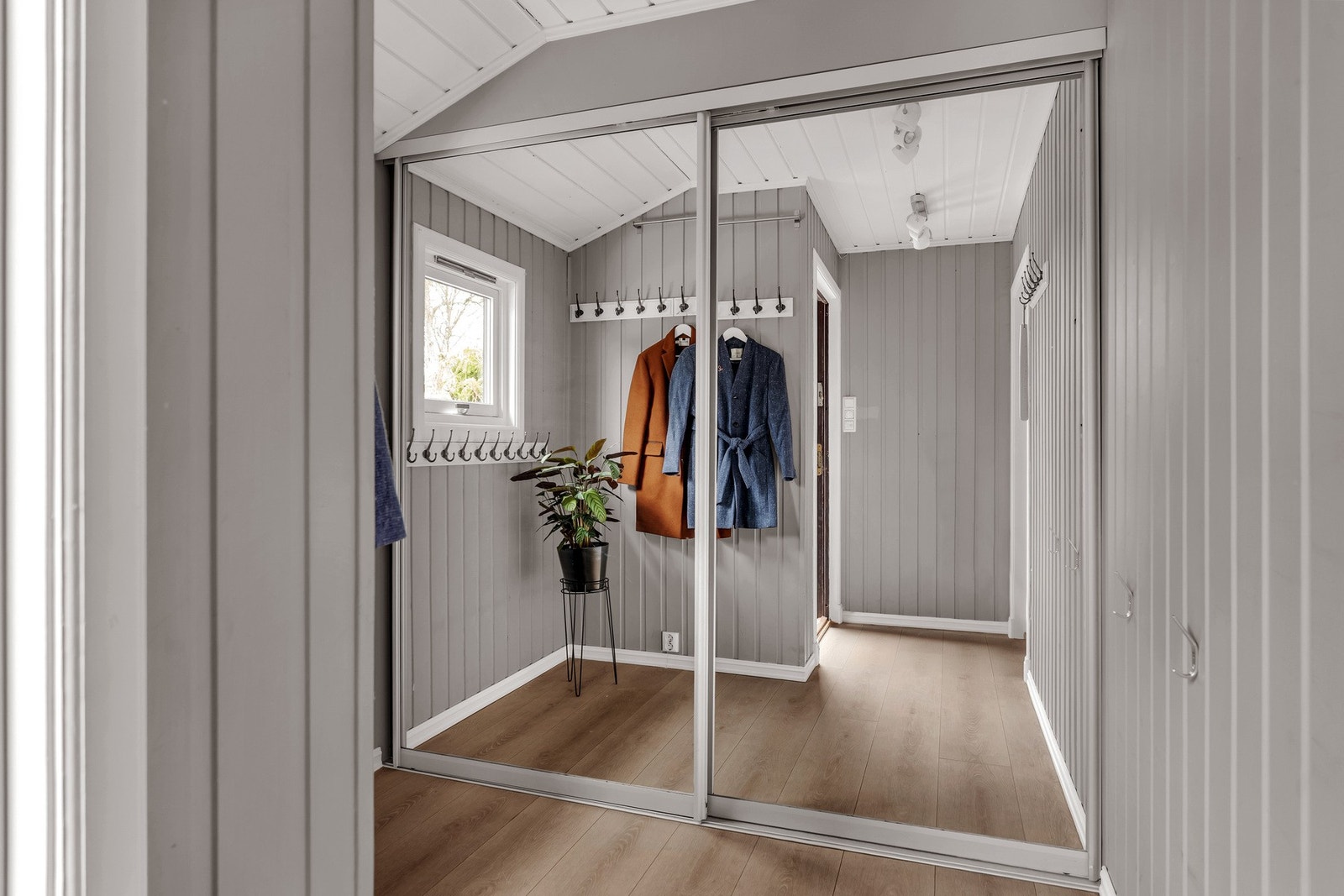 Vel inne i entré har man en stor garderobe der det er god plass til å henge fra seg yttertøyet. Galleribilde