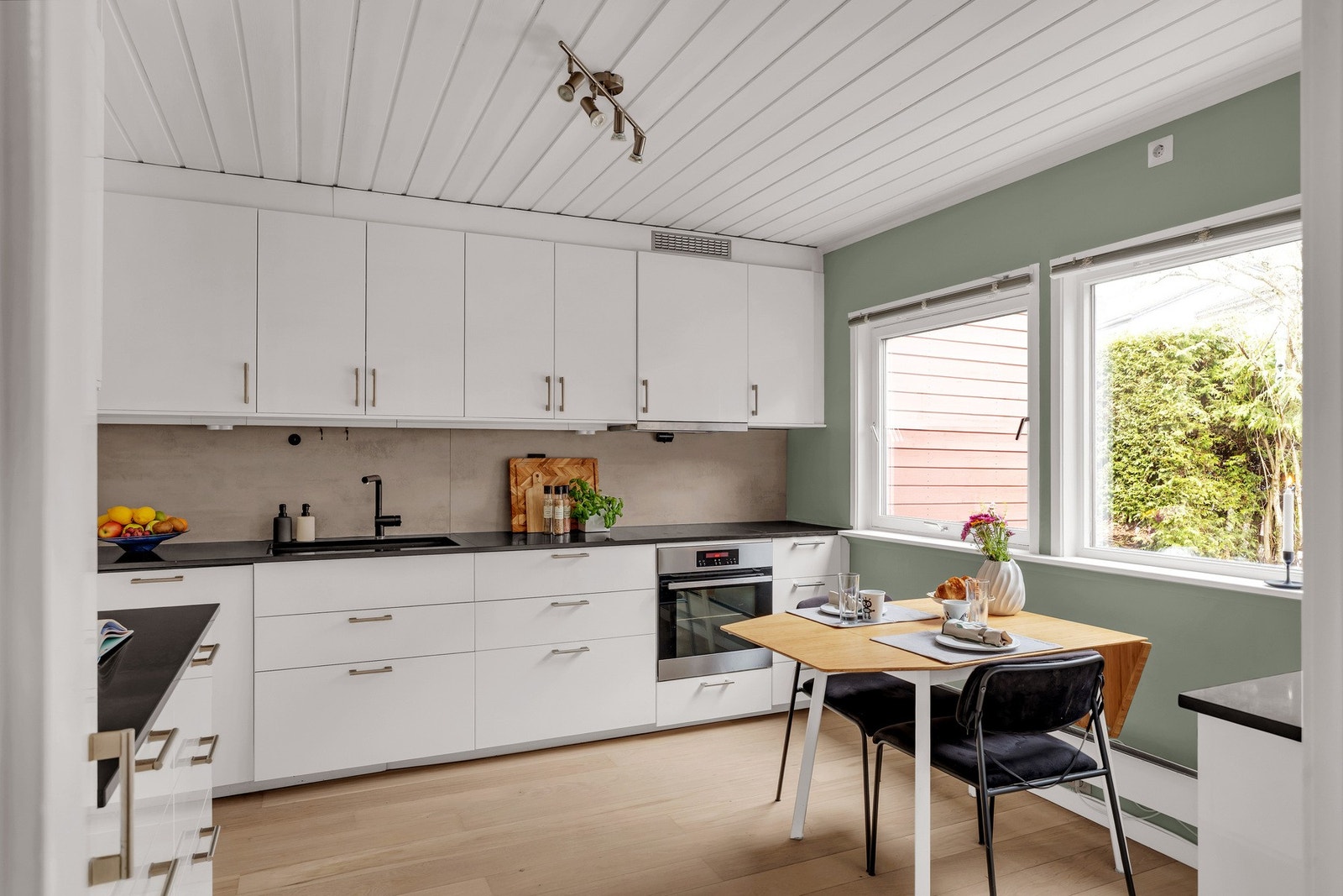 Kjøkkenet er fra 2013 og ligger praktisk avskilt fra stuen. Innredningen har glatte fronter og benkeplate i stein/kompositt. Galleribilde