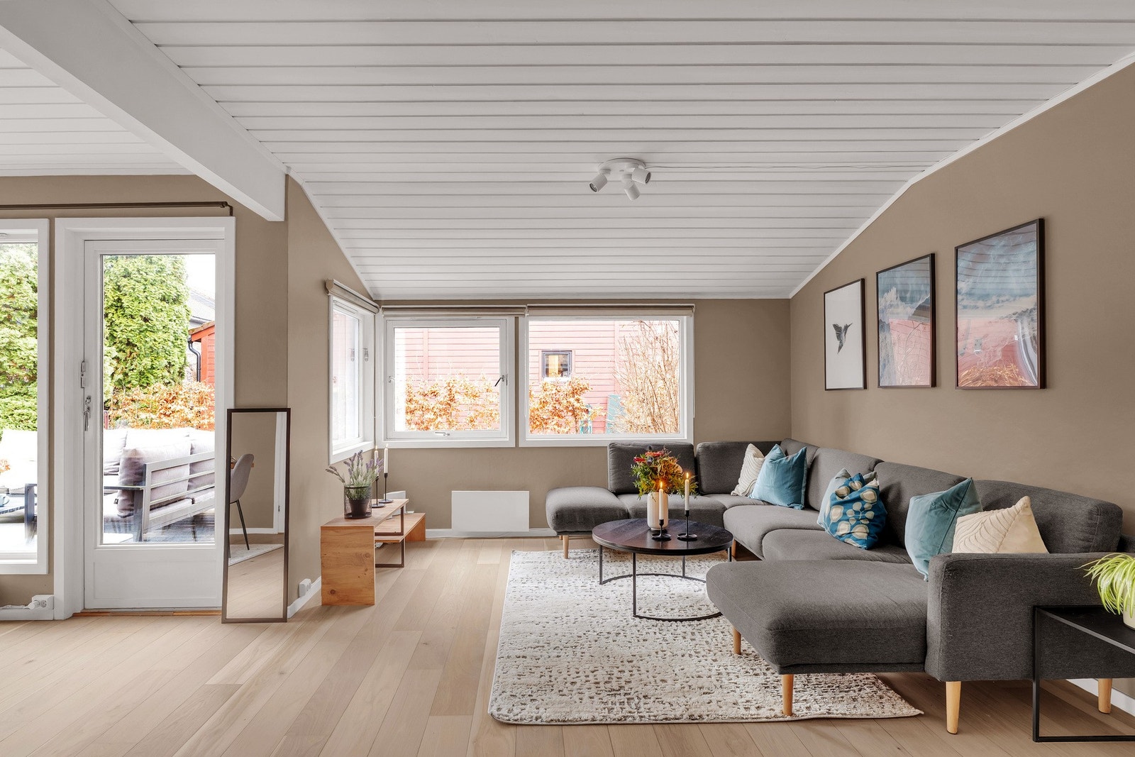 Store vindusflater gir gode lysforhold, og rommets utforming gjør det enkelt å innrede med sofagruppe og øvrig møblement. Galleribilde