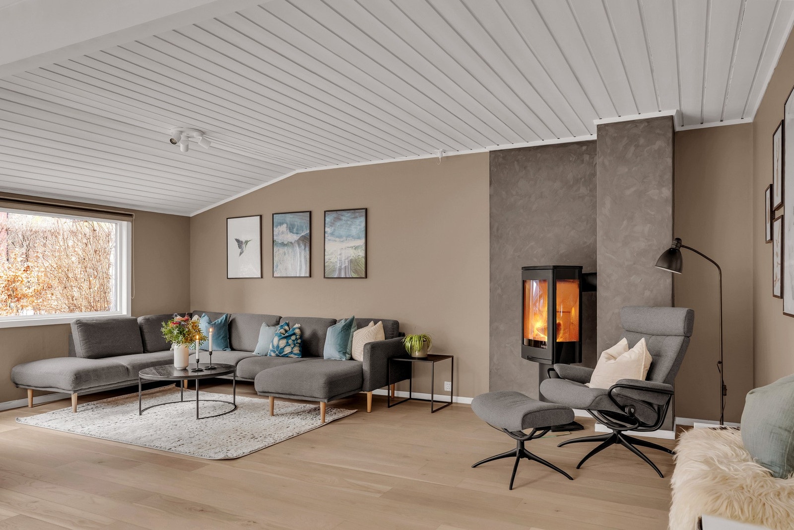 Peisen i rommet supplerer både godt med varme og gir hyggelig stemning på kalde vinterdager. Galleribilde