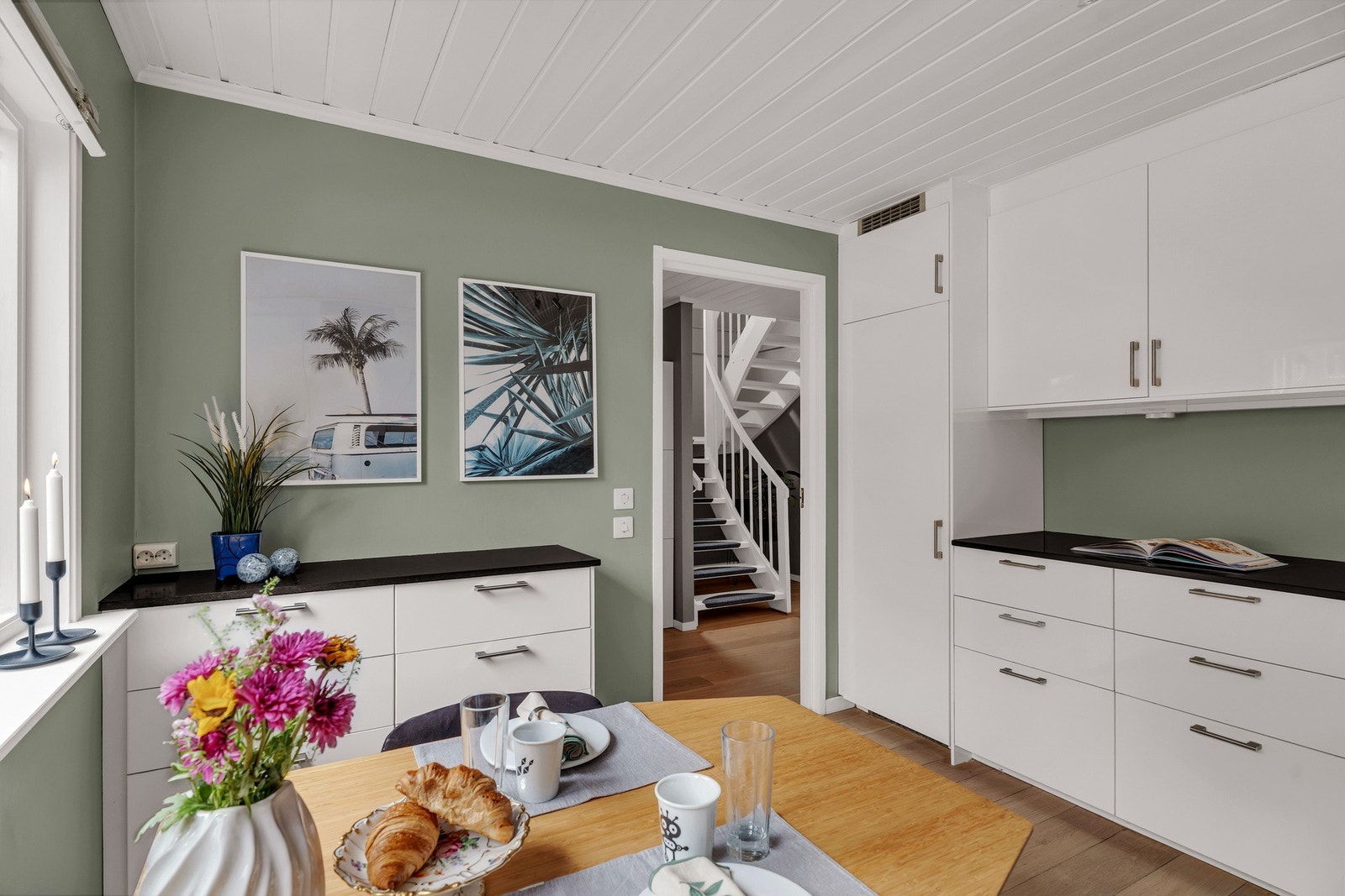 Videre er kjøkkenet utstyrt med hvitevarer kjøleskap, oppvaskmaskin, platetopp og stekeovn. Kjøkkenventilator med avtrekk ut. Galleribilde