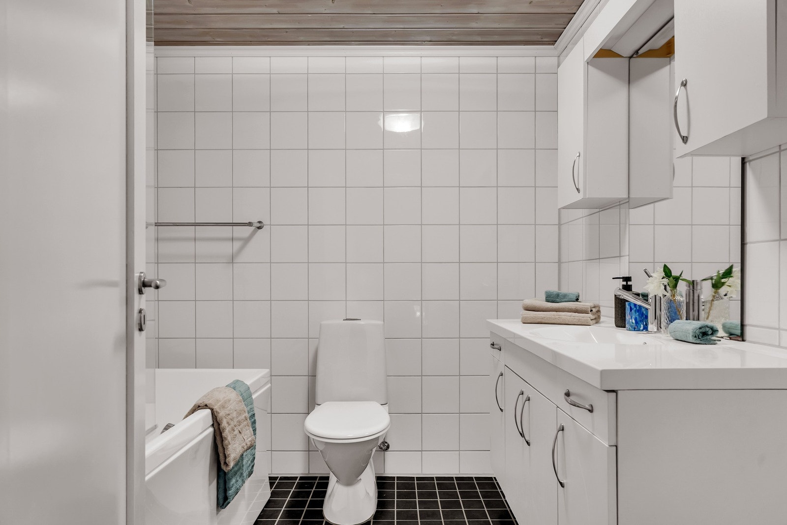 I boligens 2.etg finner har man et bad som er pusset opp i regi av tidligere eier i 2008 (jf. Info fra tidligere salgsoppgave). Galleribilde