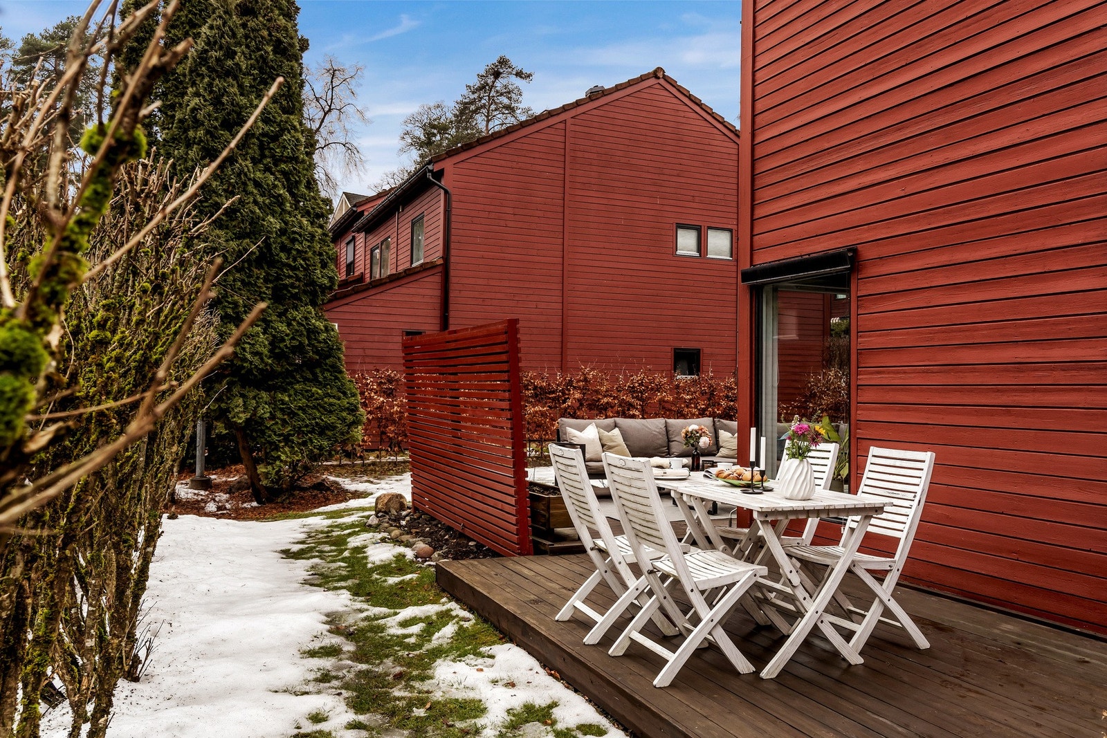 Her er det tredekke, levegg og markiser for solskjerming. Galleribilde