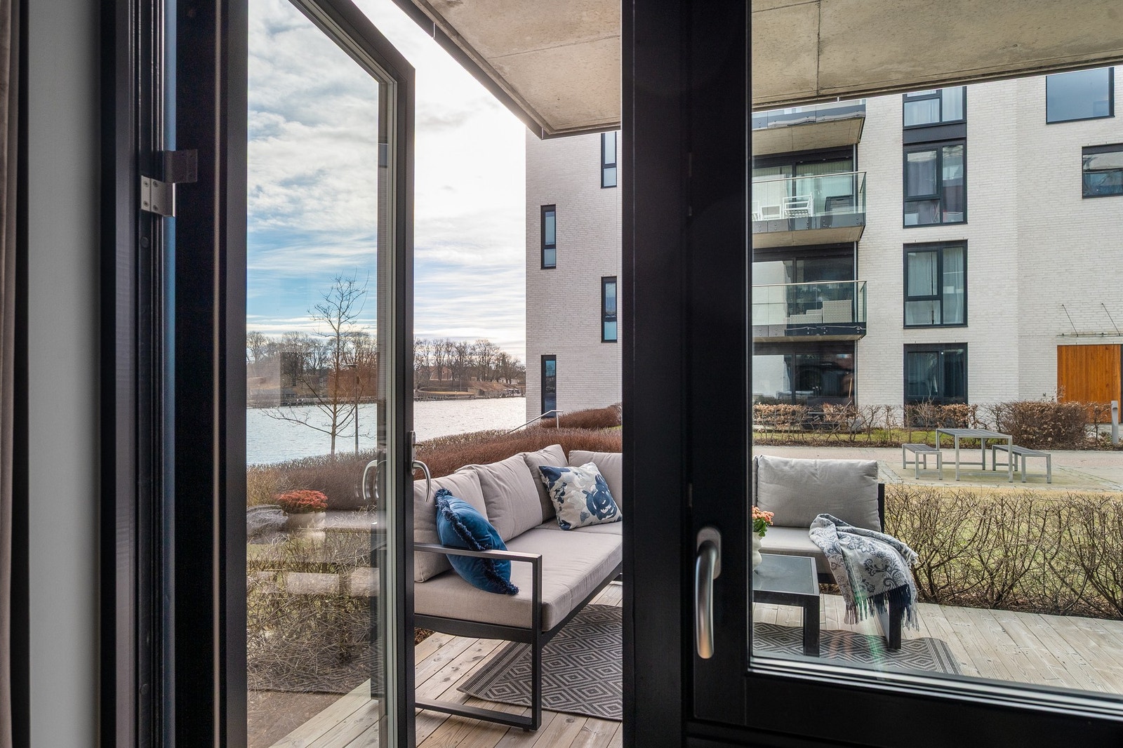 Det er montert utvendig screens på vinduene. Galleribilde