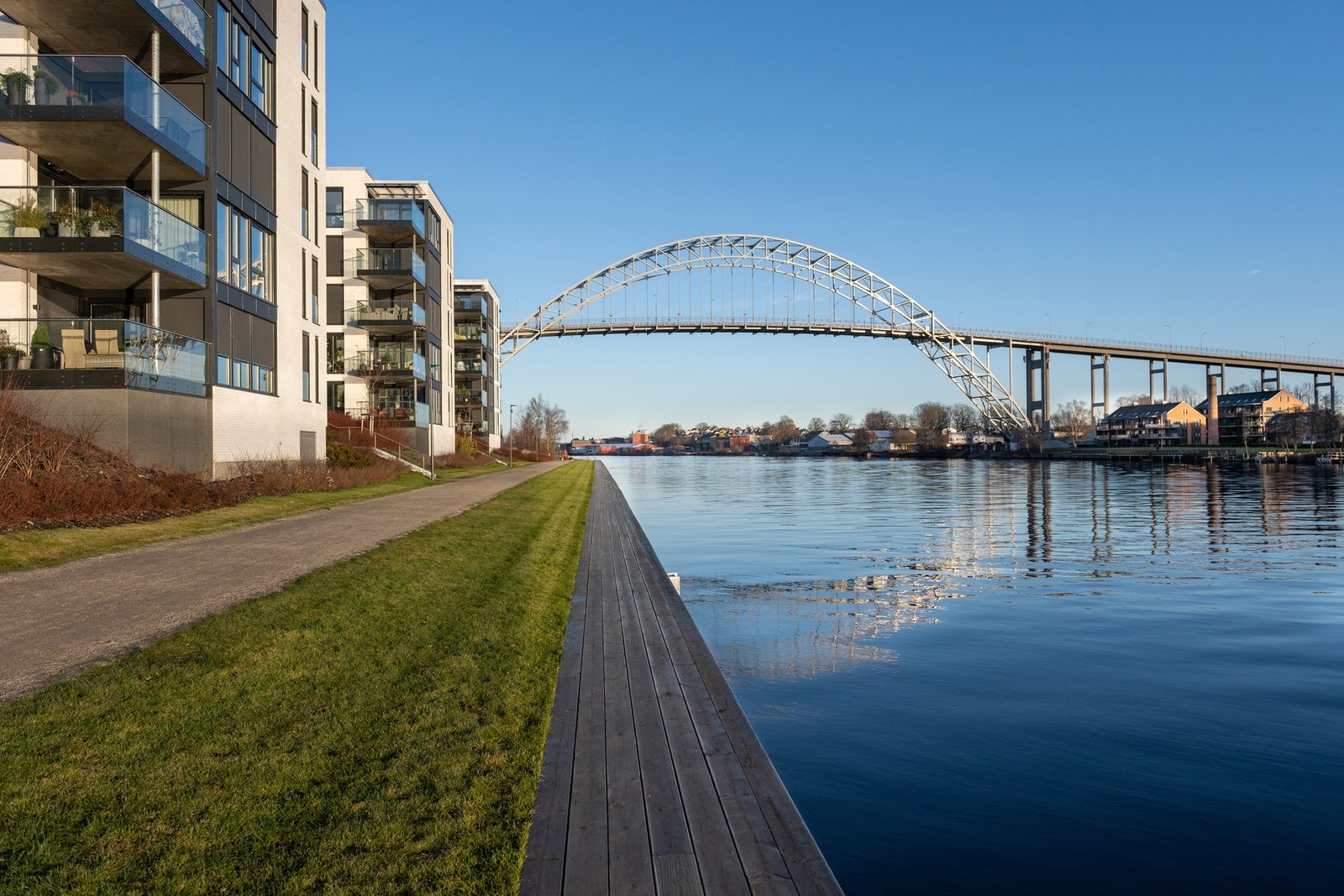 På nedsiden av Bellevue Brygge mot elven ligger Glommastien - en lang gang- og sykkelvei fra Fredrikstad til Sarpsborg. Galleribilde