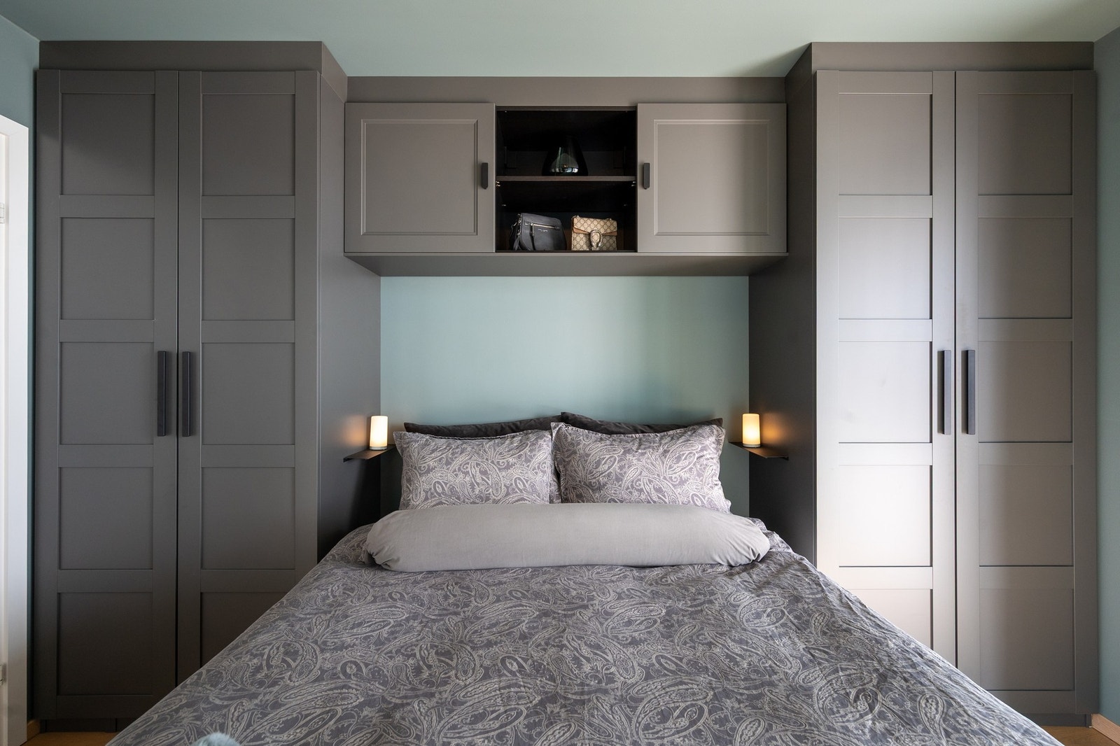 Plassbygd garderobeskaper rundt sengen gir en maksimal utnyttelse av plassen. Galleribilde