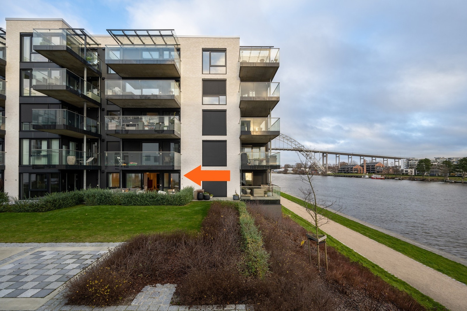 Leiligheten ligger tilbaketrukket i 1. etasje og har god kontakt med omgivelsene rundt. Galleribilde