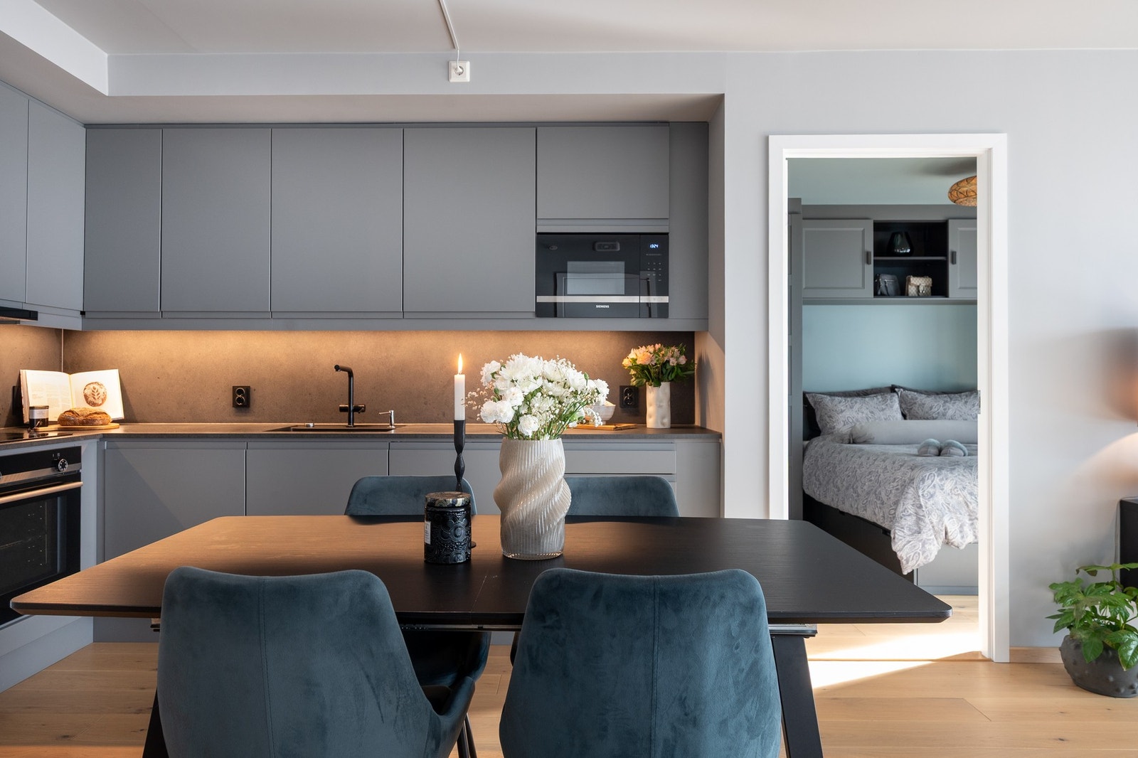 Kjøkkenet er god tilpasset rommet og danner en naturlig sosial sone i leiligheten. Galleribilde