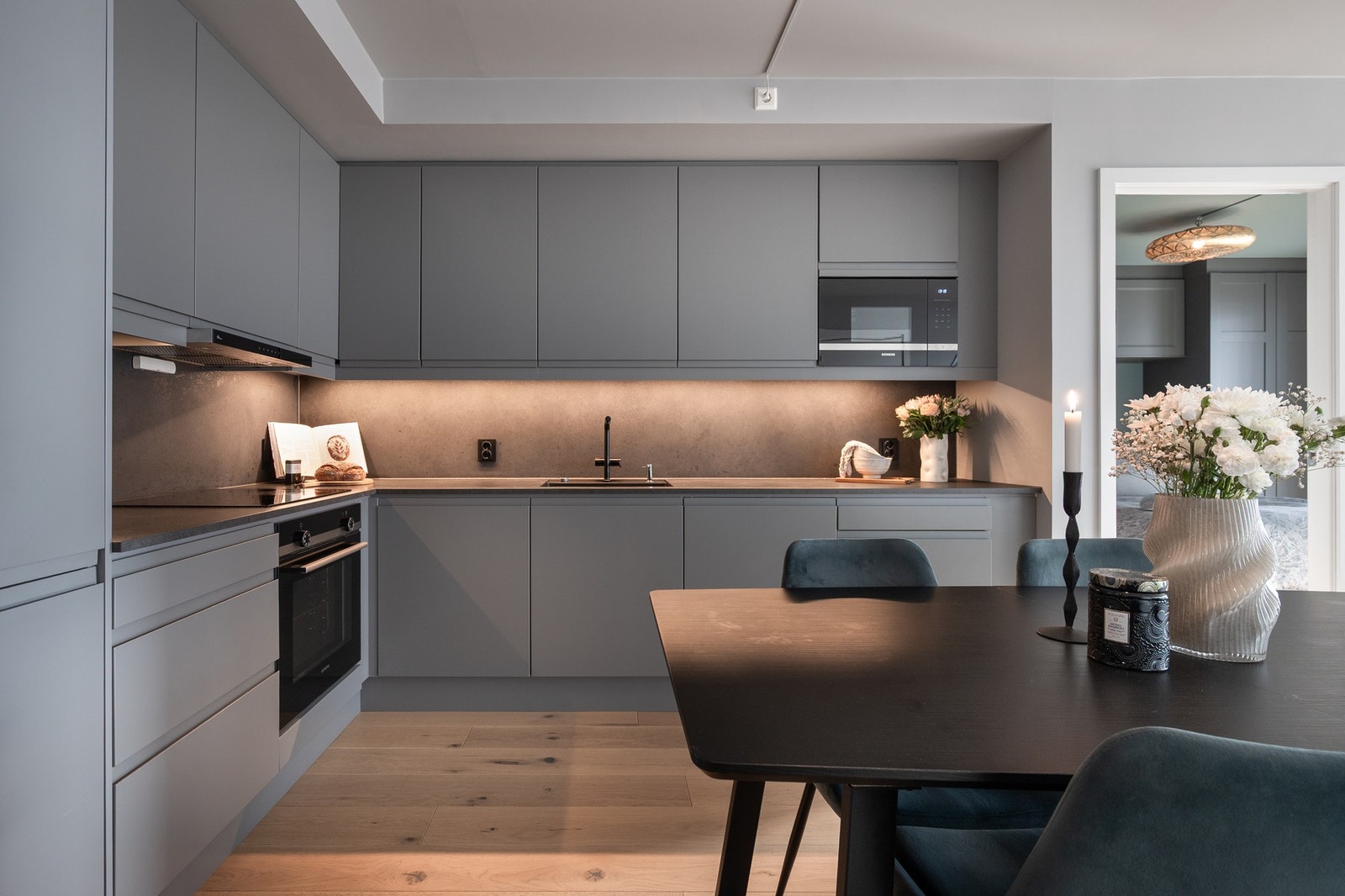 Kjøkkeninnredningen har slette fronter, profesjonelt lakkert i 2023 Galleribilde