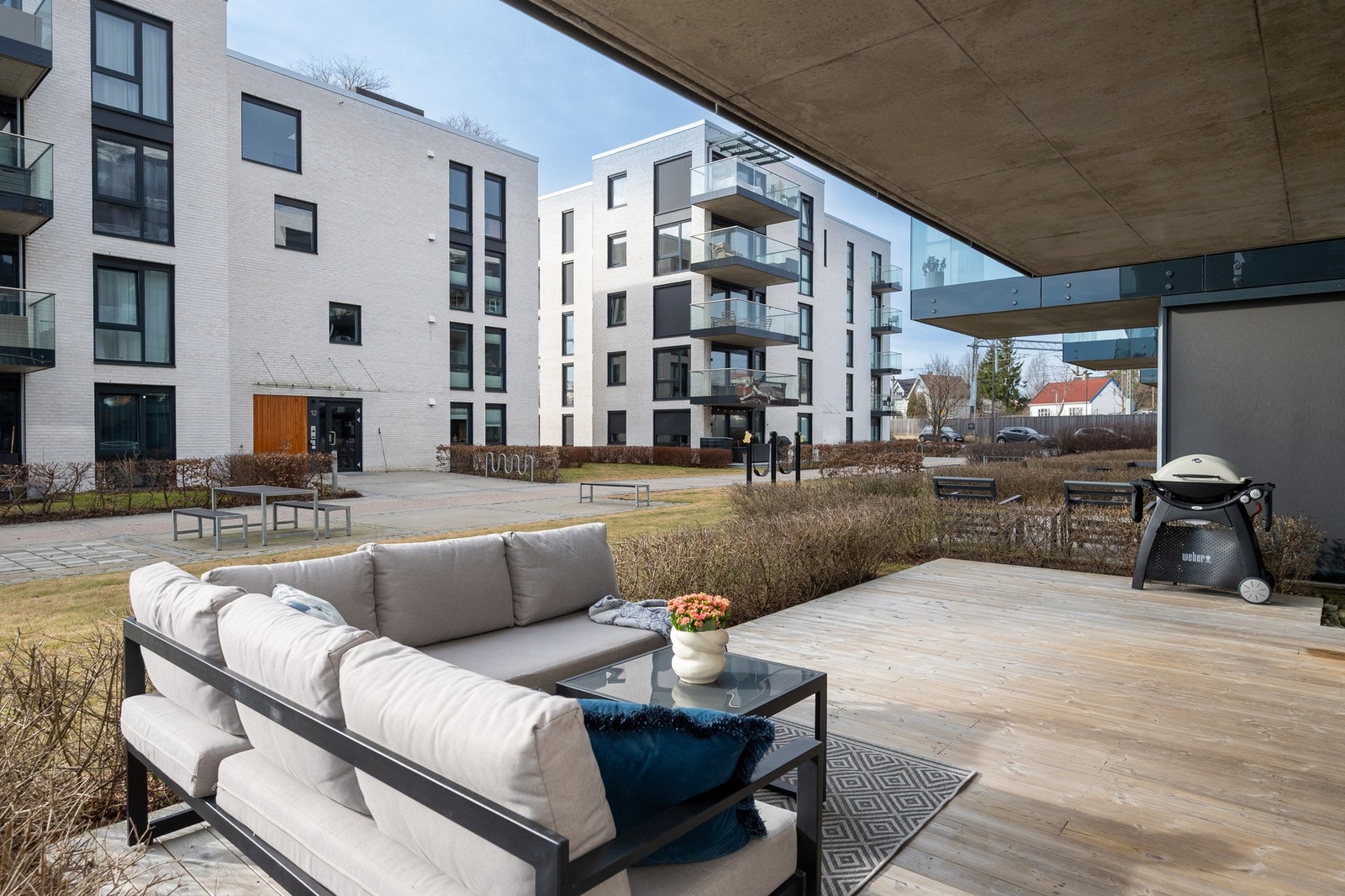 Det er god avstand mellom byggene som gir en god og solfylt plassering for terrassen og leiligheten. Galleribilde