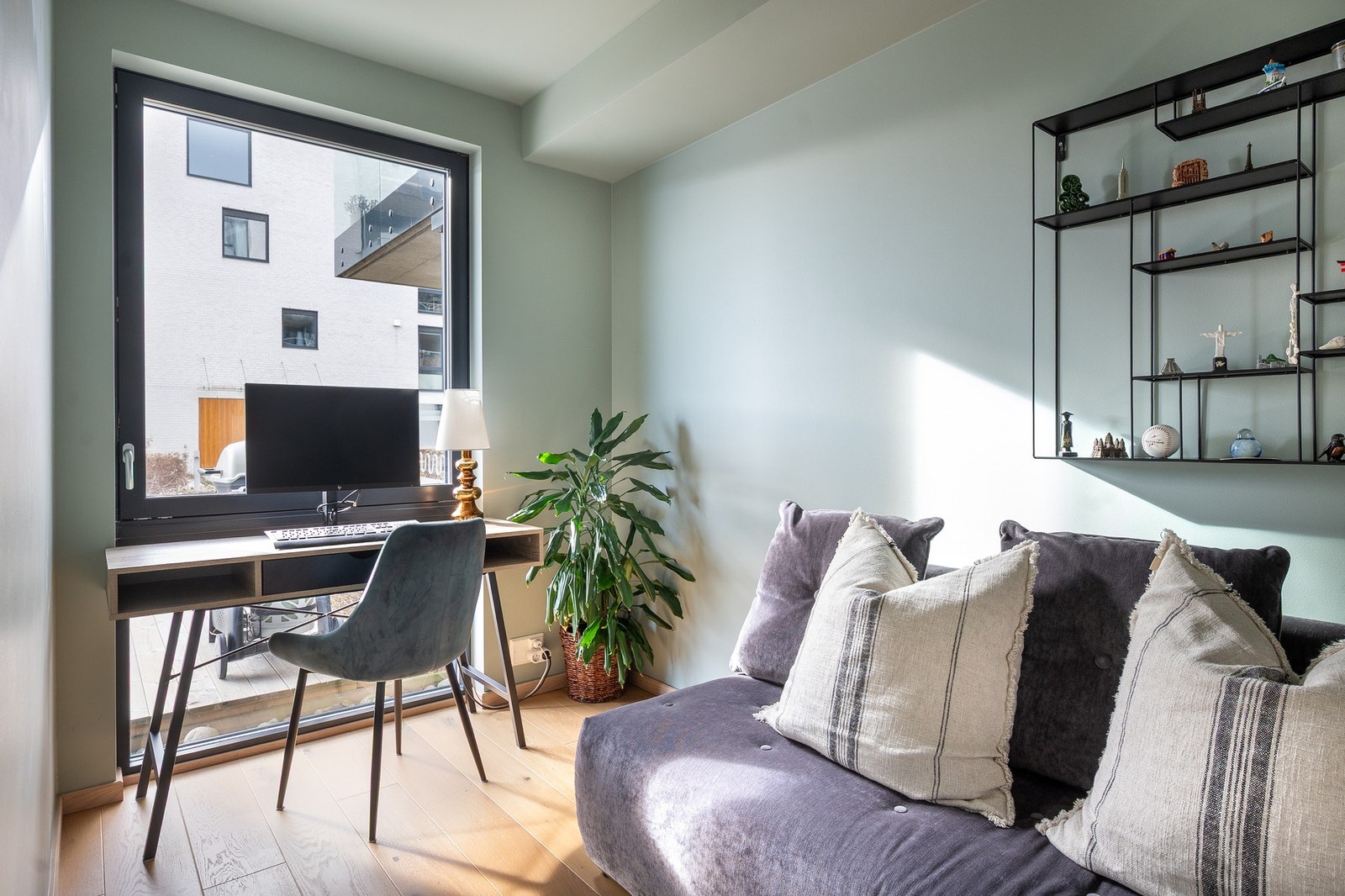 Leiligheten har to soverom fordelt på hver sin side av stuen. Galleribilde