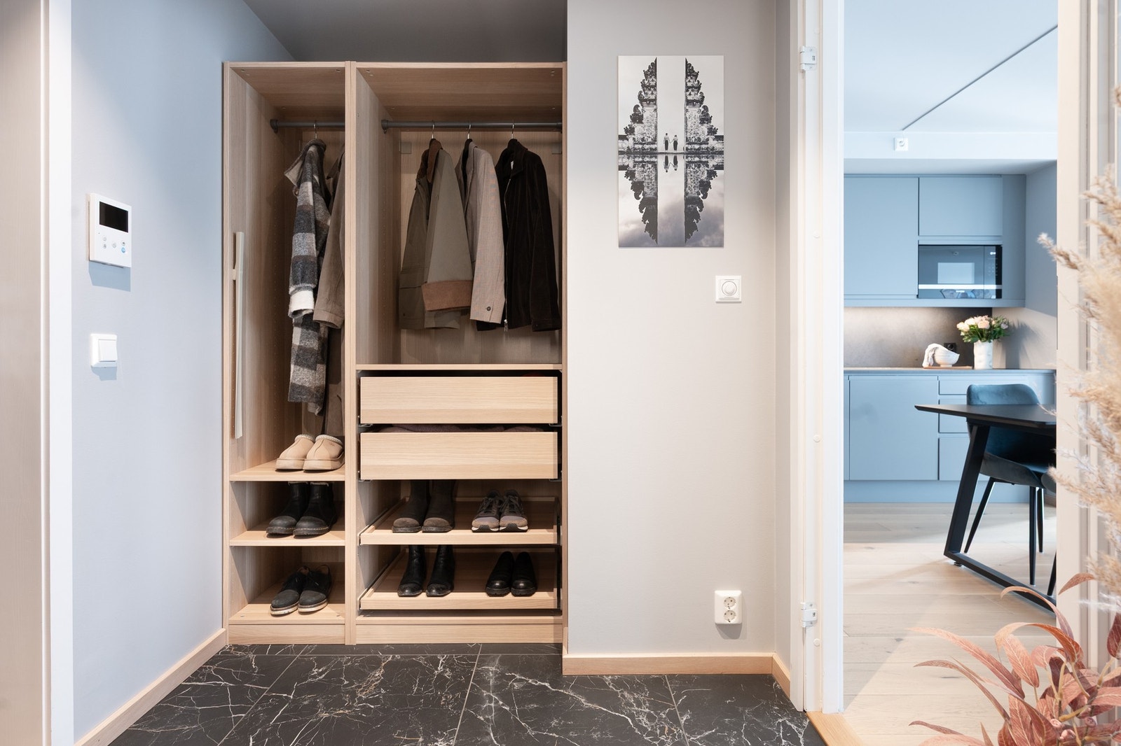 I entrèen er det garderobeskap med god plass til yttertøy. Galleribilde