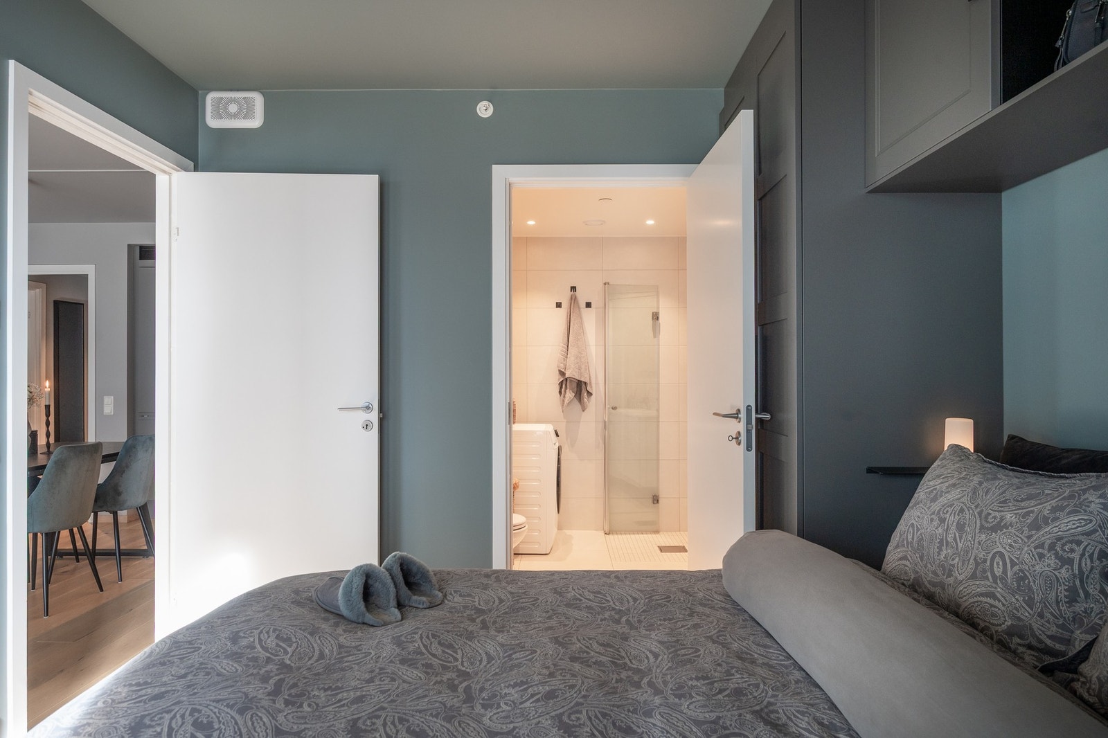 Fra hovedsoverommet er det direkte tilgang til et privat bad. Galleribilde