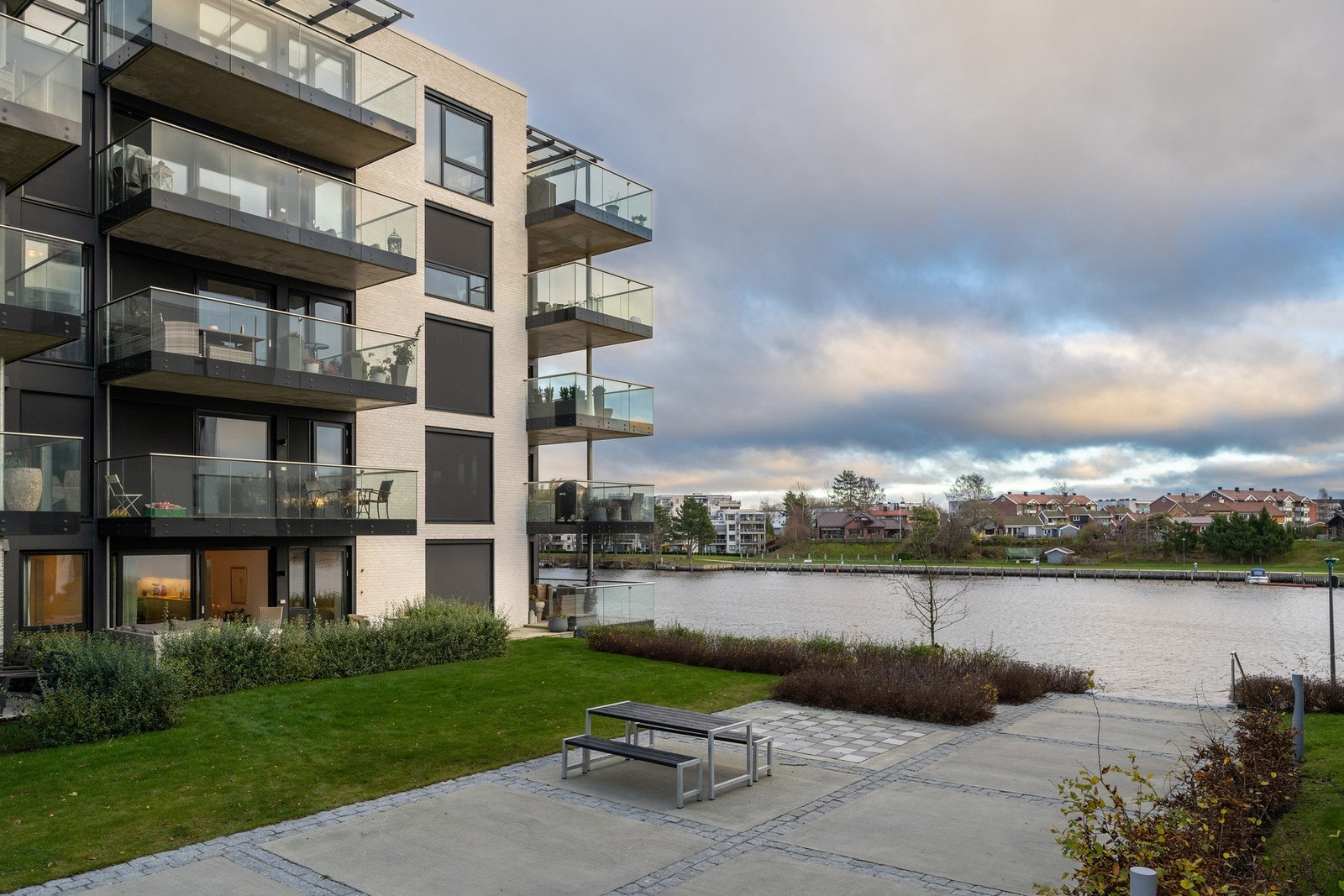 Sameiet har flotte opparbeidede fellesarealer med fin grønn beplantning, lekeapparater, gangstier mellom byggene, beplantning og tilrettelagte sitteplasser for beboerne. Galleribilde