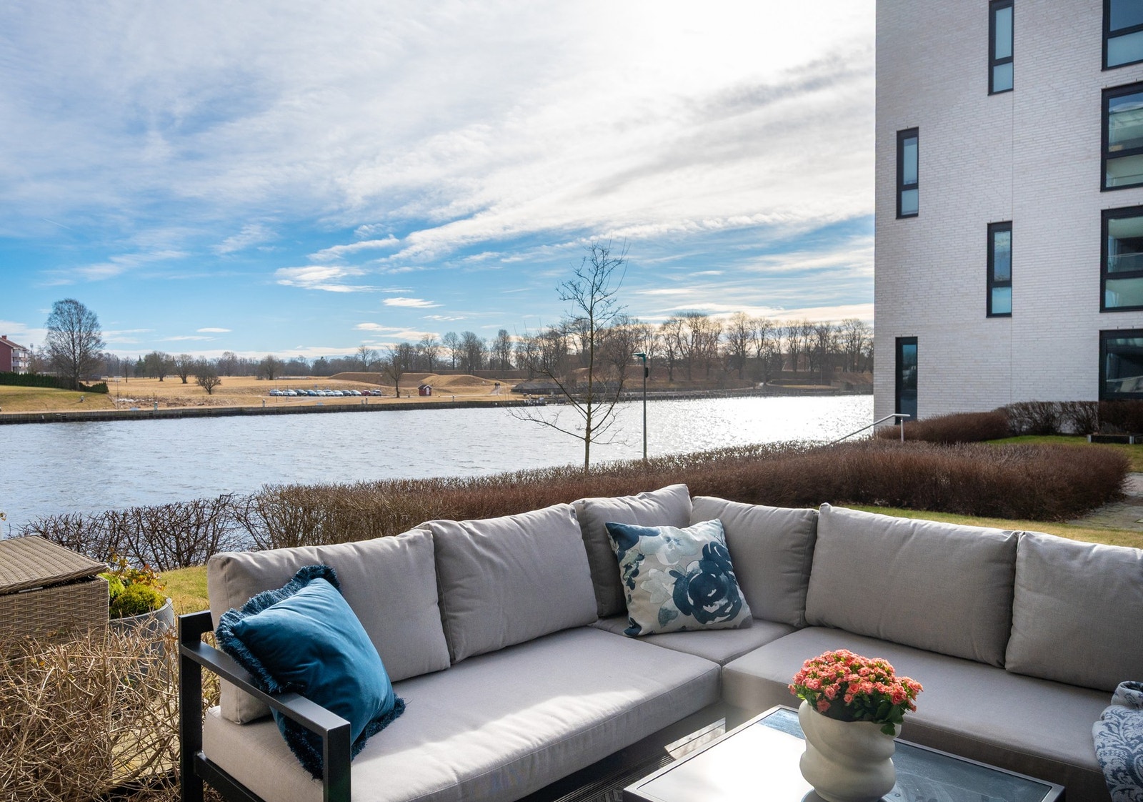 Dette er god beliggenhet. Her kan du følge båttrafikken utenfor og lyden av snekkene som putrer forbi, Galleribilde