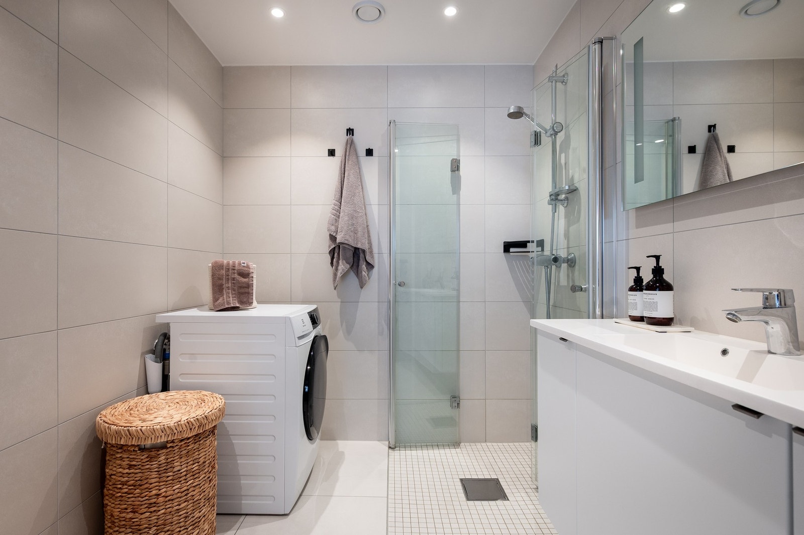 Leiligheten har to komplette bad. Galleribilde