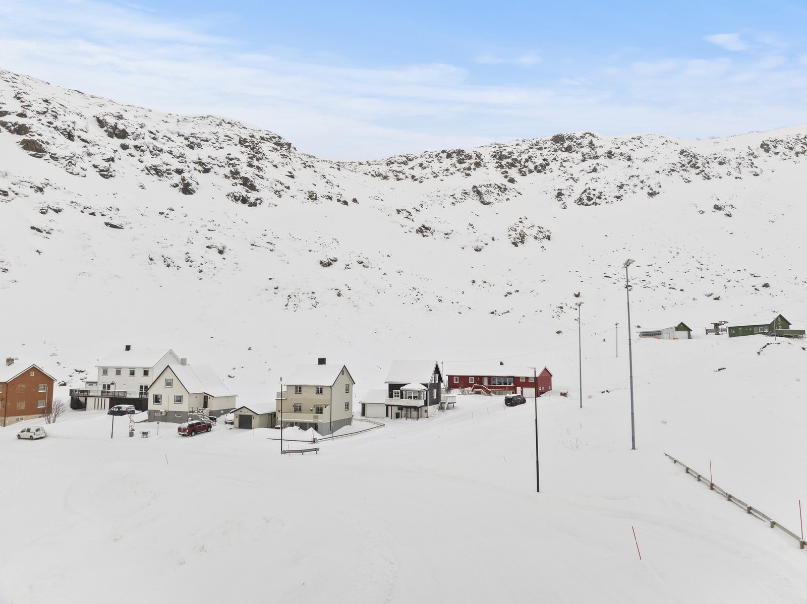 Boligen ligger i et etablert og barnevennlig område med nærhet til både skole og barnehage. Galleribilde