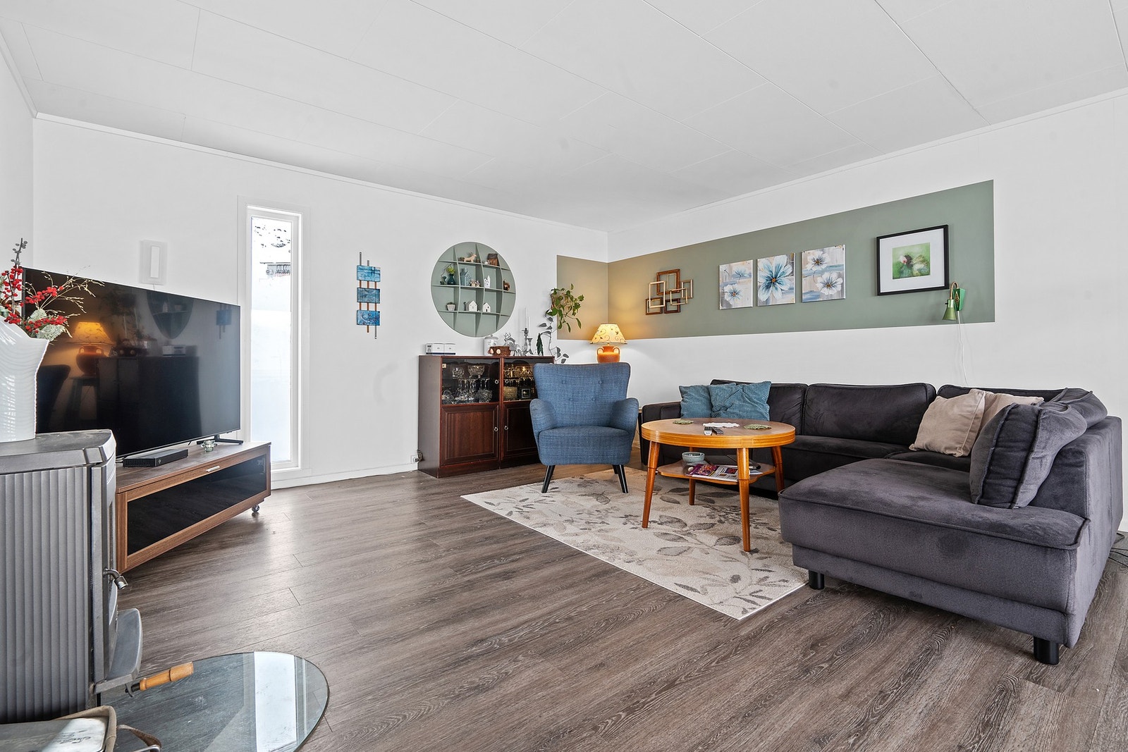 I 2021 ble stuen vesentlig oppgradert med nytt gulv, nye overflater og etterisolering av en vegg. Galleribilde