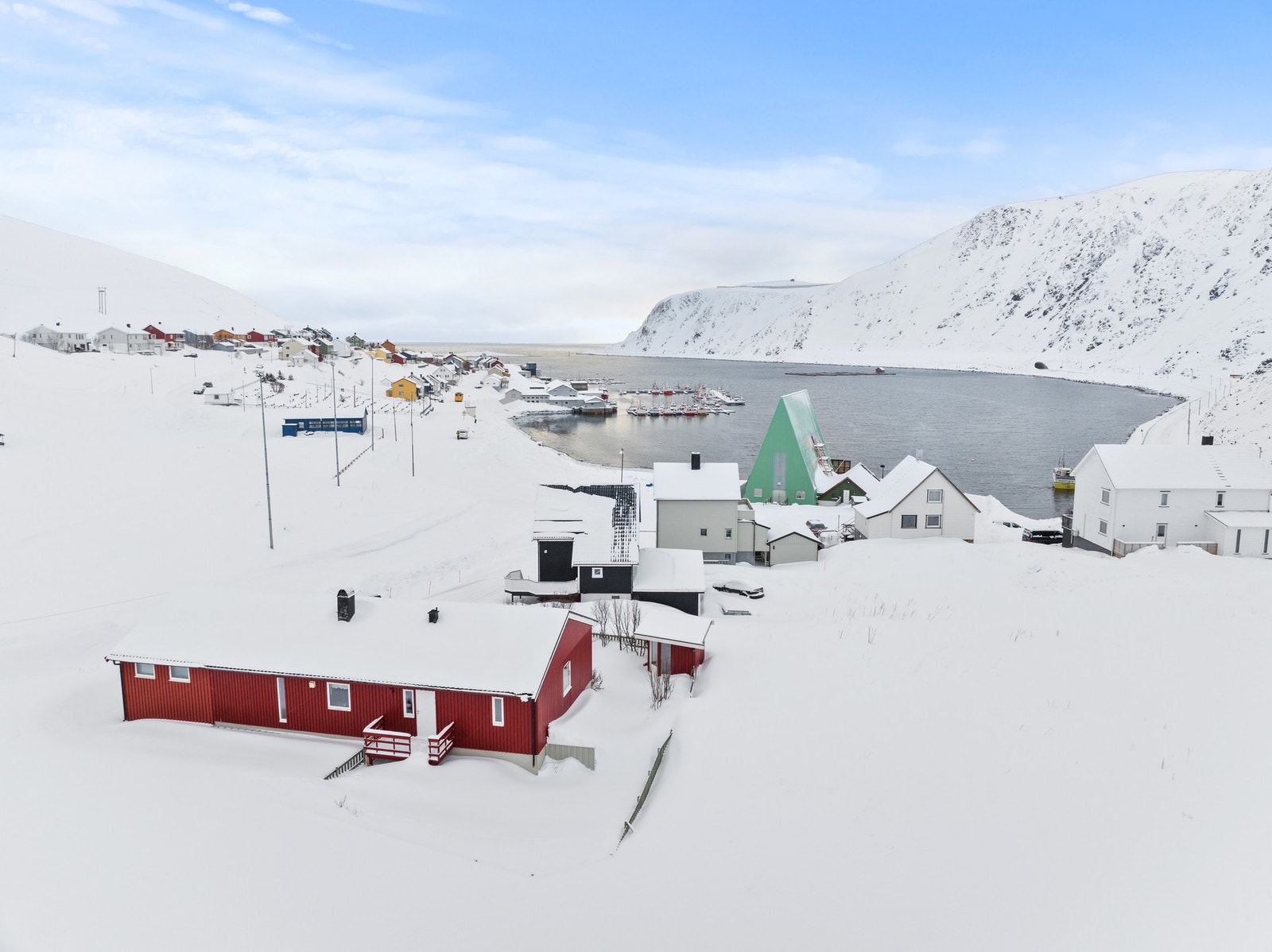 Eiendommen har en flott beliggenhet med nærhet til sjøen og storslått natur. Galleribilde