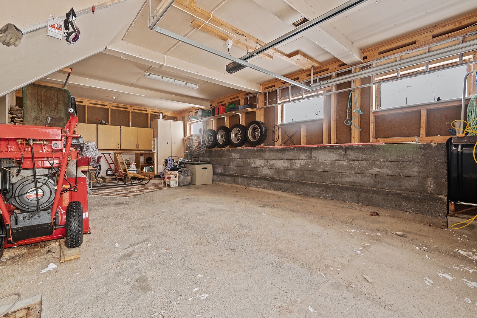 Garasjen har en moderne leddport i stål fra Hörmann, installert i 2016. Galleribilde