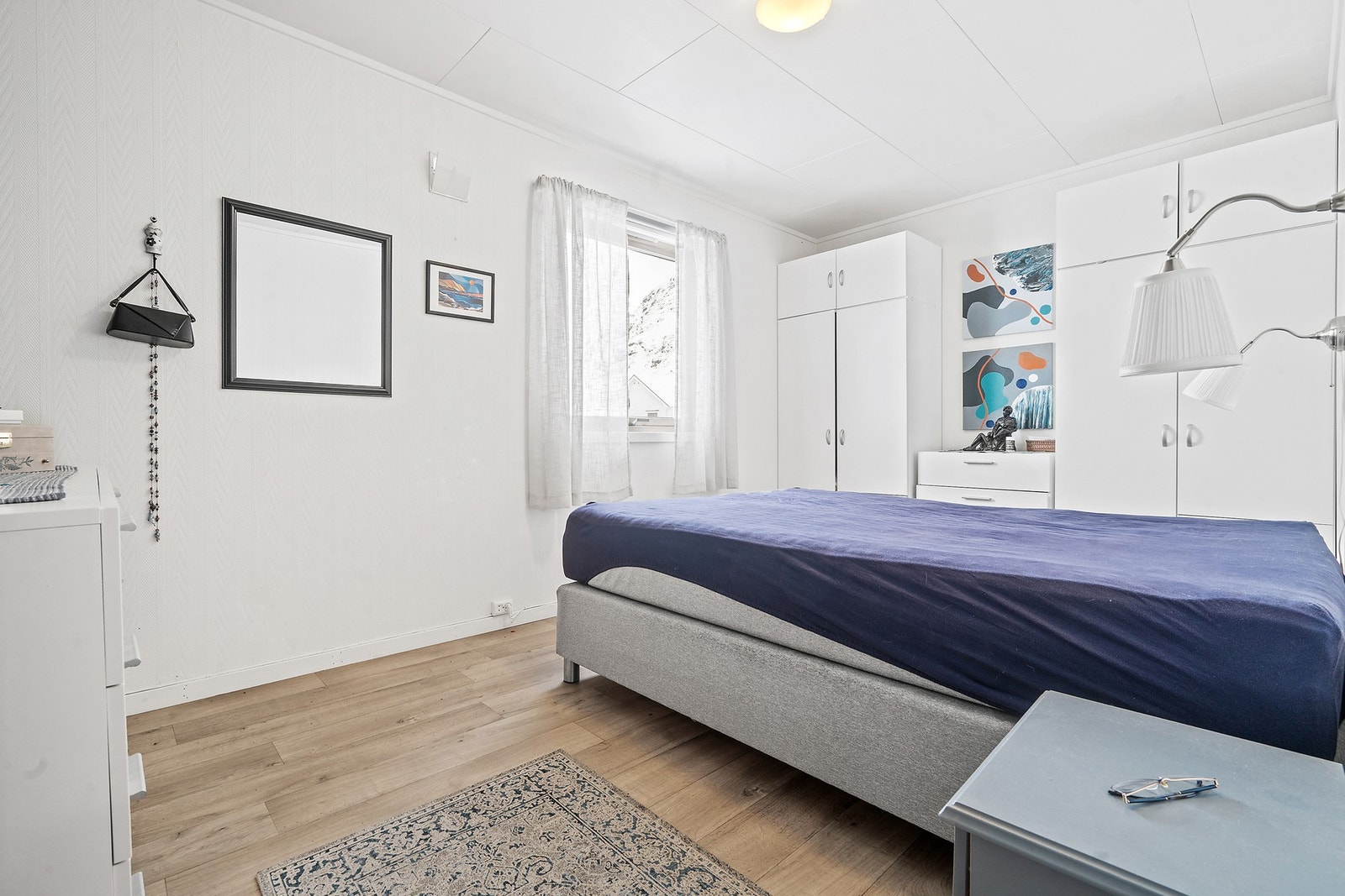 Hovedetasjen rommer fire soverom. Rommene har laminatgulv og malte plater på veggene. Galleribilde