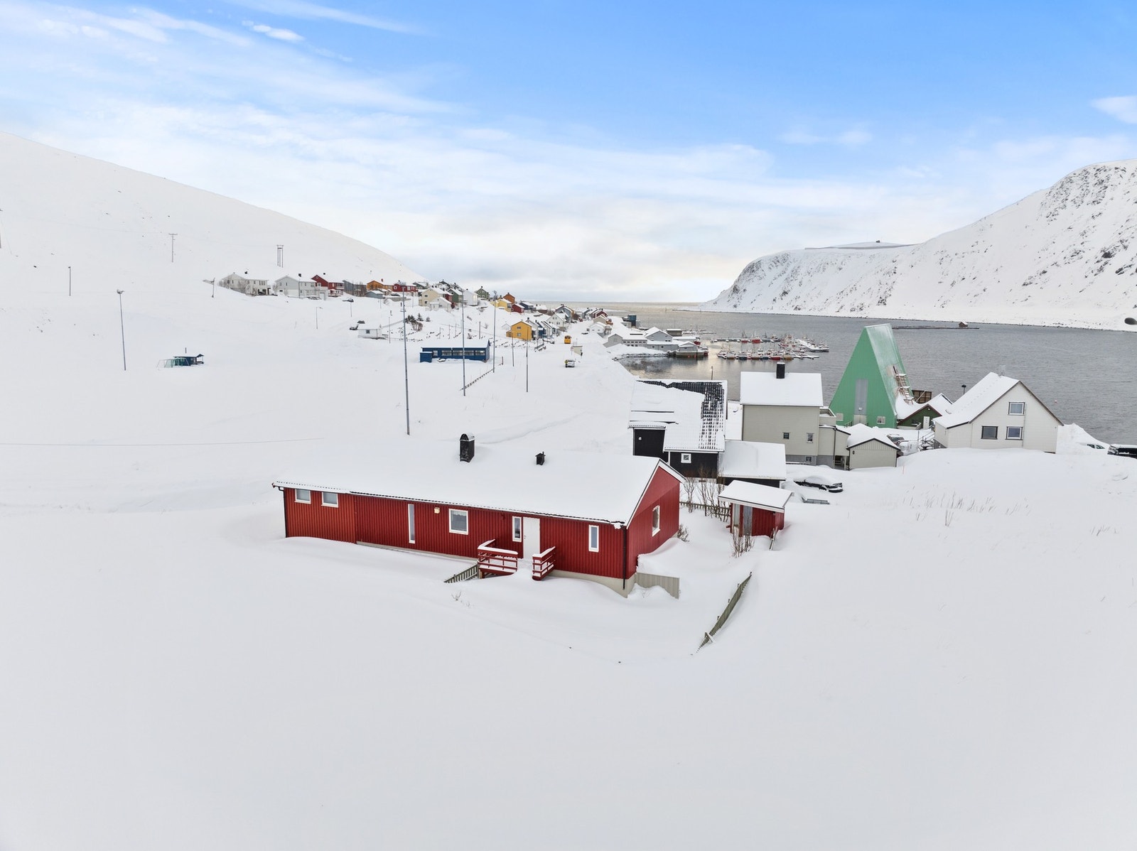 For den sportsinteresserte ligger Nordvågen stadion kun 100 meter fra eiendommen. Galleribilde