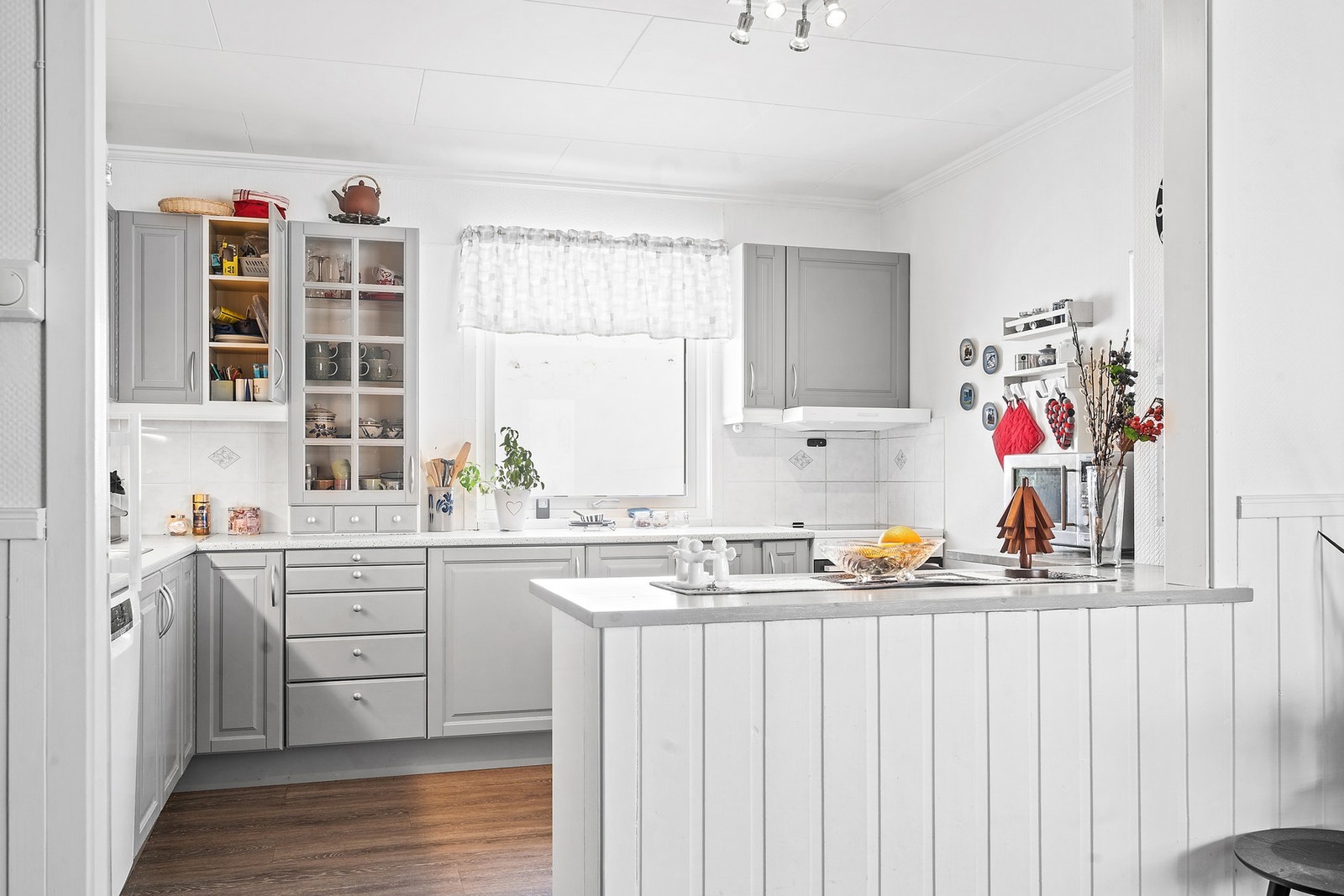 Kjøkkeninnredning med profilerte fronter. Benkeplaten i laminat ble skiftet i 2021. Galleribilde