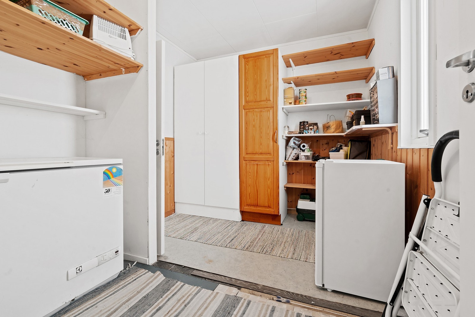 Fra kjøkkenet er det tilgang til en romslig bod som gir gode lagringsmuligheter. Galleribilde