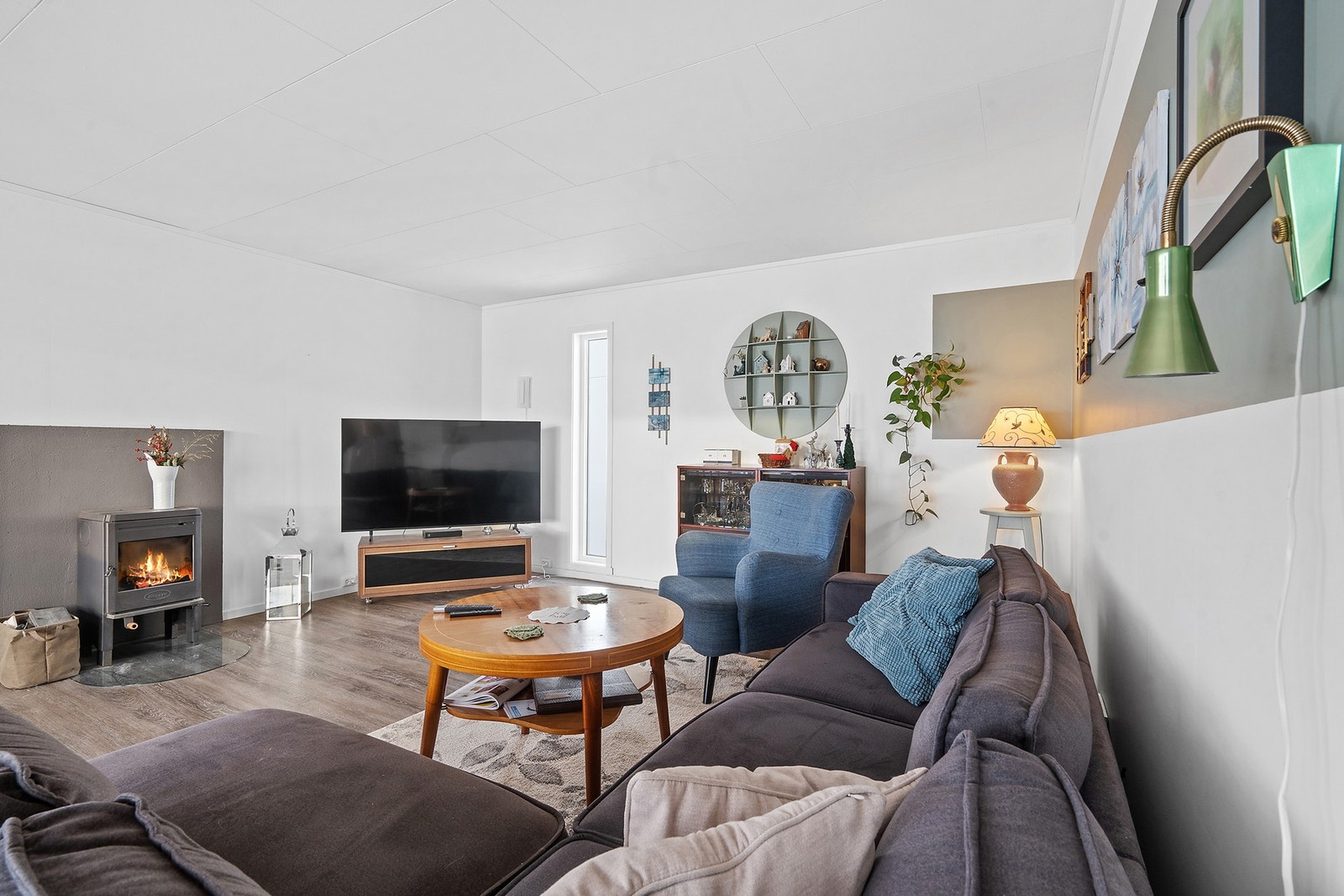 Boligen har en elementpipe og ildsted for ekstra varme. Galleribilde