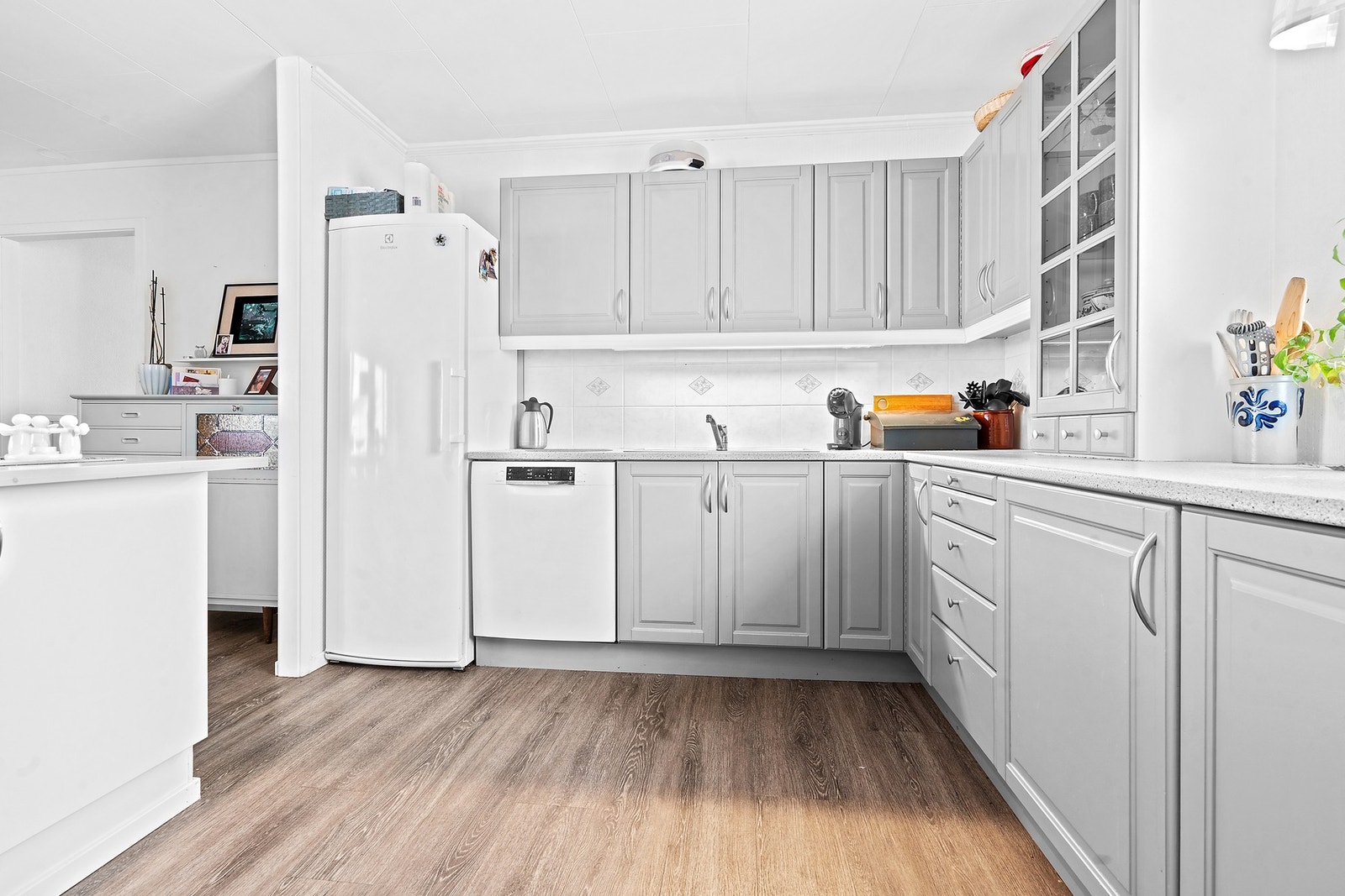 God plass til frittstående hvitevarer som kjøleskap og oppvaskmaskin. Galleribilde