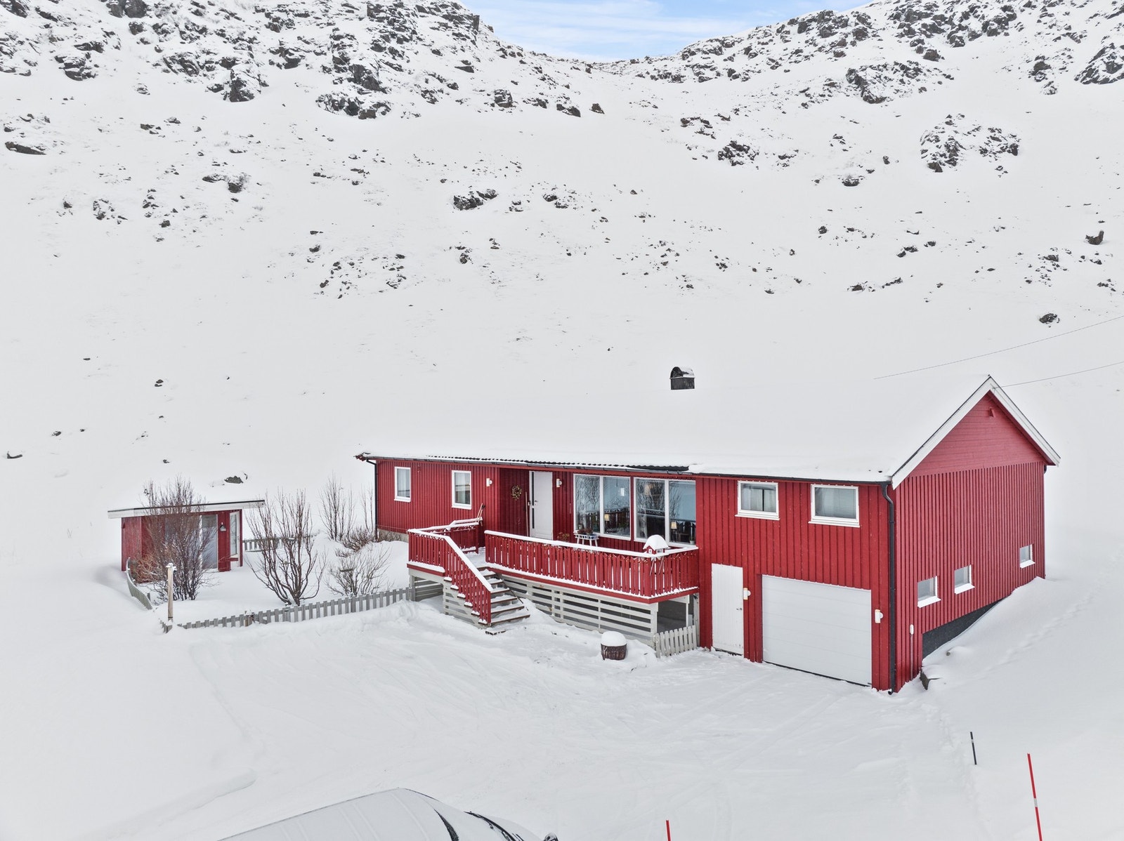 Enebolig fra 1972 med integrert garasje, beliggende på en lett skrånende tomt. Galleribilde