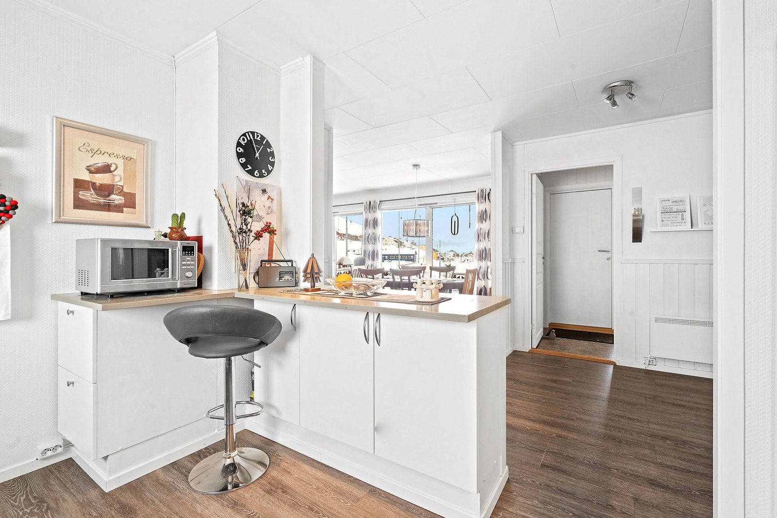 En praktisk halvøy skaper en fin overgang mot spisestuen og gir ekstra arbeidsplass. Galleribilde