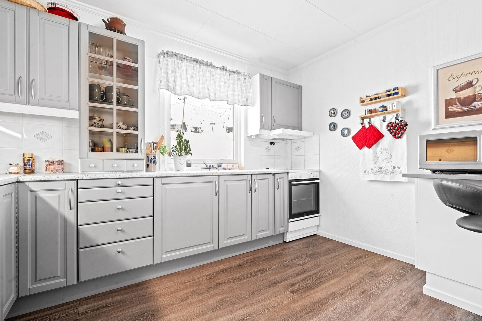 Kjøkkenet har godt med skap- og benkeplass, og en kjøkkenventilator med avtrekk ut. Galleribilde