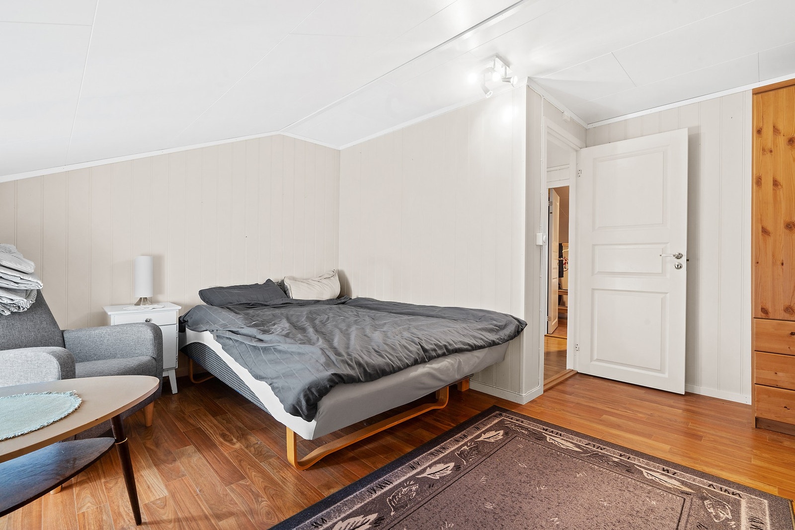 Den adskilte hemsen gir en privat og rolig sone i boligen. Galleribilde