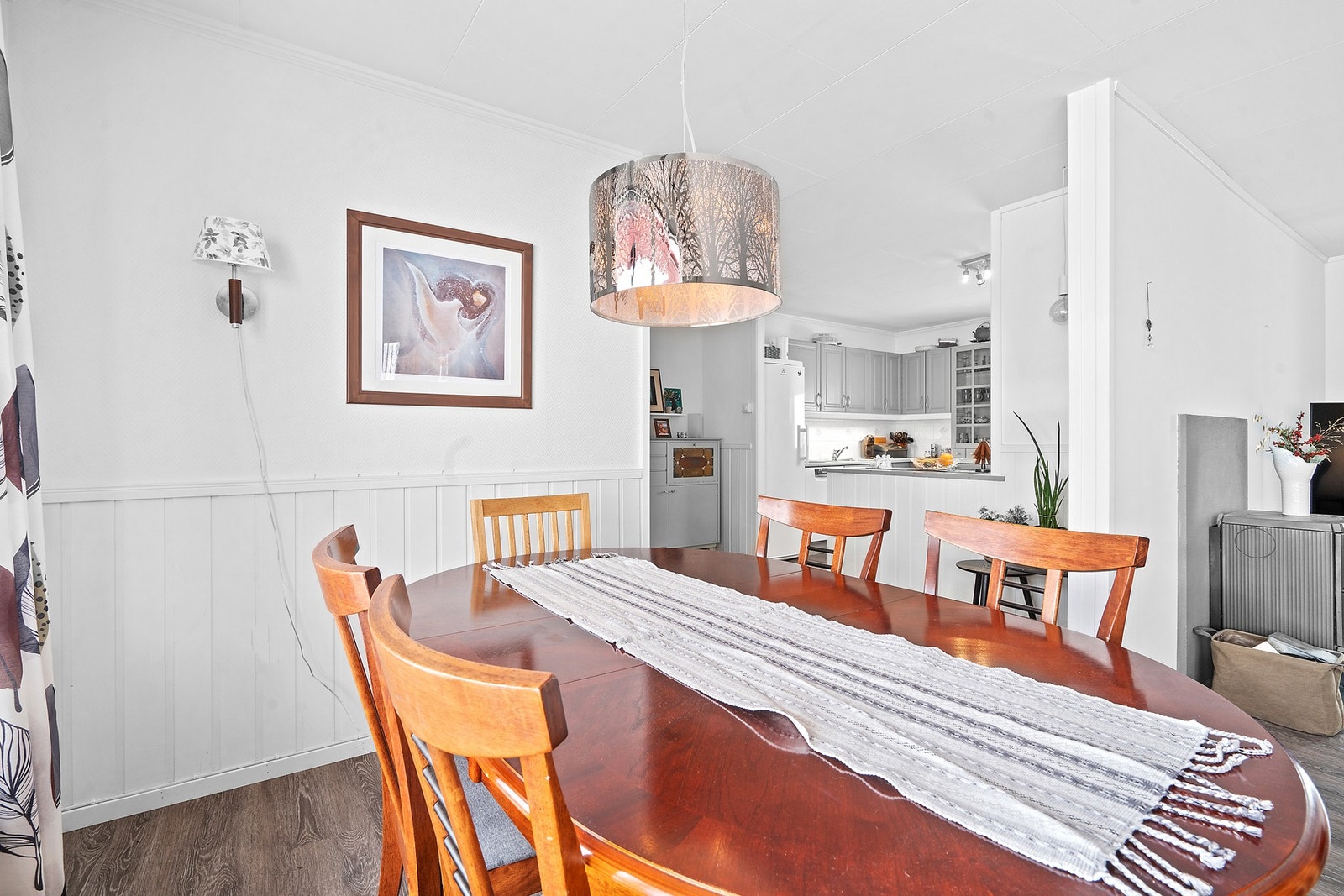 Spisestuen ligger i delvis åpen løsning mot kjøkkenet, ideelt for sosiale sammenkomster. Galleribilde