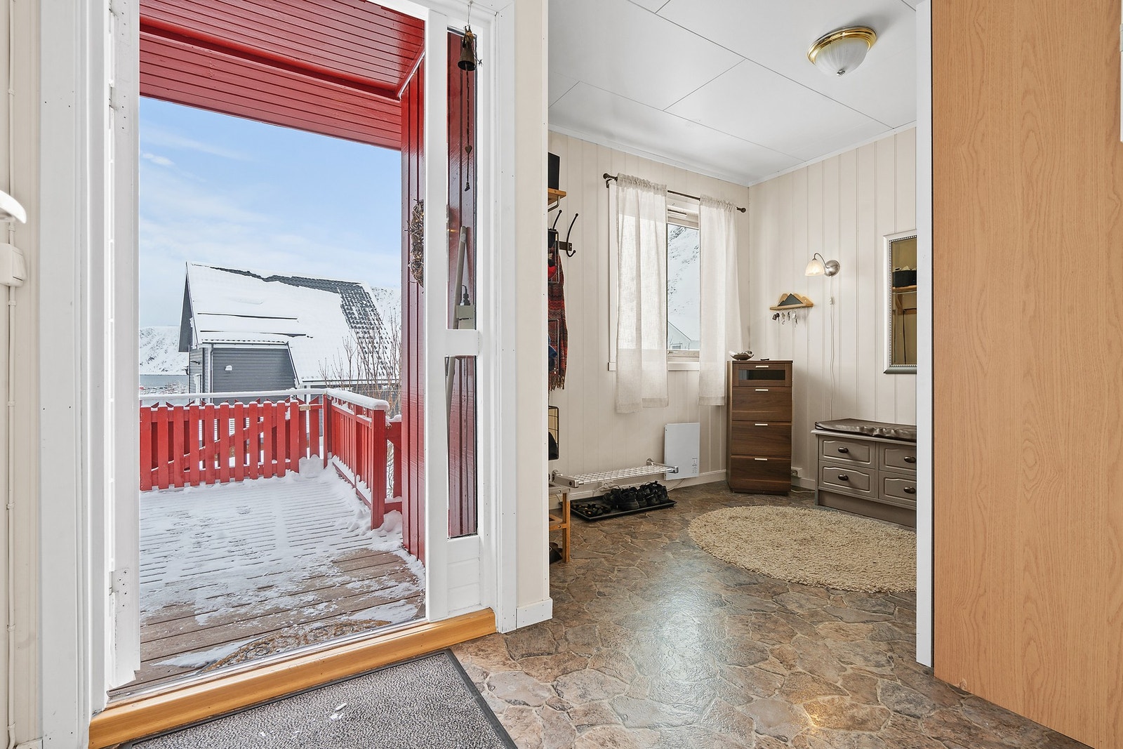 Lys og innbydende entré som ønsker deg velkommen inn i boligens hovedetasje. Galleribilde