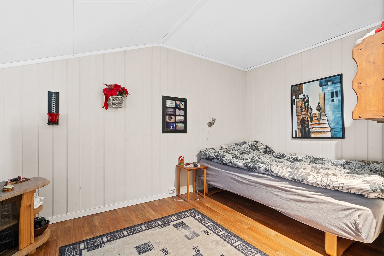 Rommet har malte panelplater på veggene, i likhet med flere av boligens rom. Galleribilde