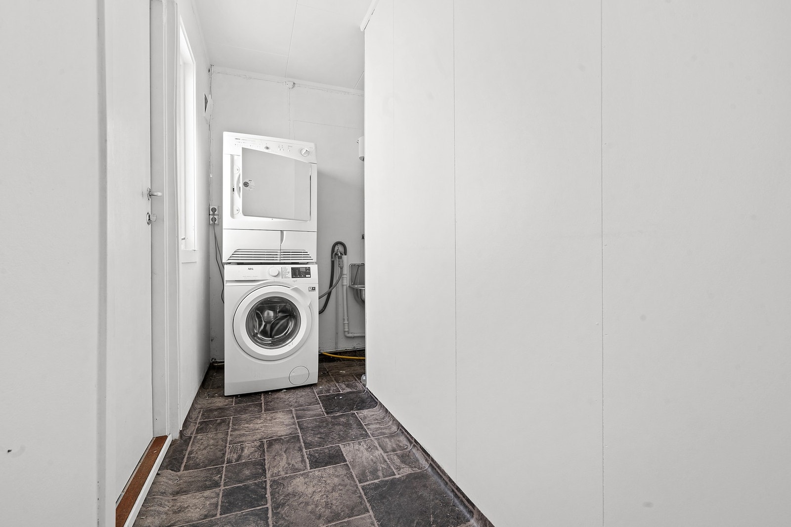 Praktisk vaskerom med opplegg for vaskemaskin. Rommet fikk nytt gulvbelegg i 2020. Galleribilde