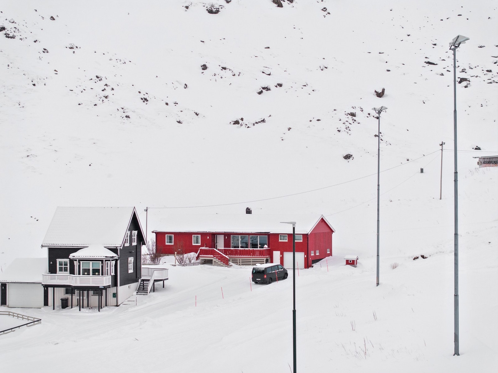 Fra eiendommen er det fin utsikt over nærområdet og de omkringliggende fjellene. Galleribilde