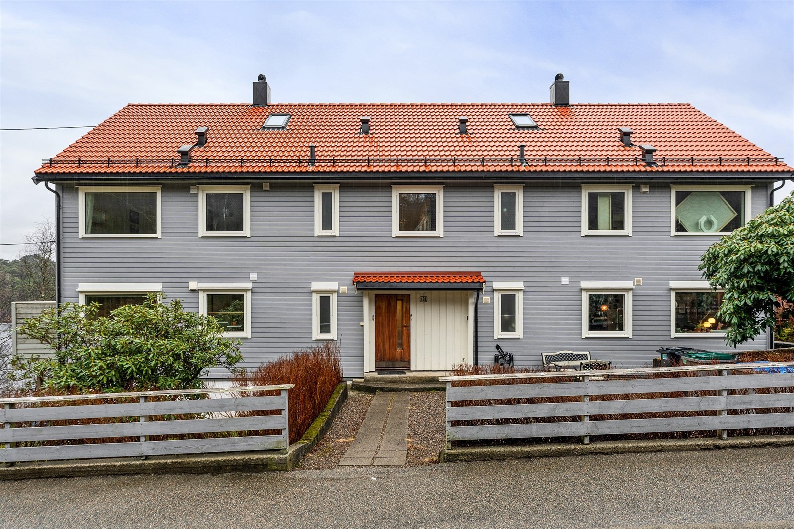 Leiligheten ligger i byggets 1.etasje Galleribilde