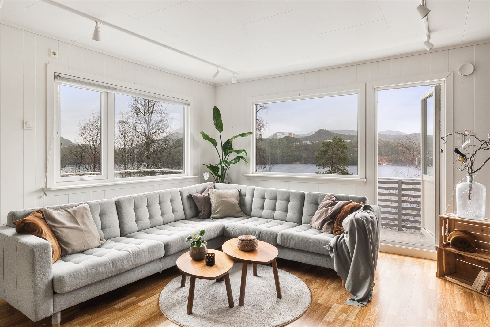 Fra stuen er det utgang til en solrik og stor altan på 24 m² Galleribilde