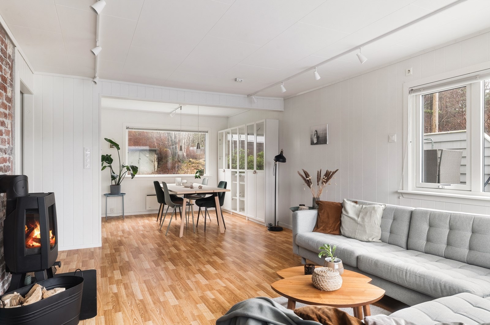 Leilighetens stue er av god størrelse og kan enkelt innredes med både sitte- og spisegruppe Galleribilde