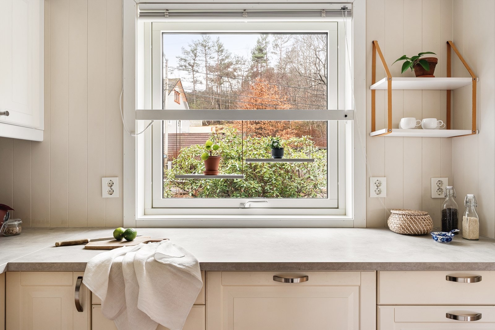 Av hvitevarer finnes oppvaskmaskin, platetopp, mikrobølgeovn, stekeovn og kjøleskap Galleribilde