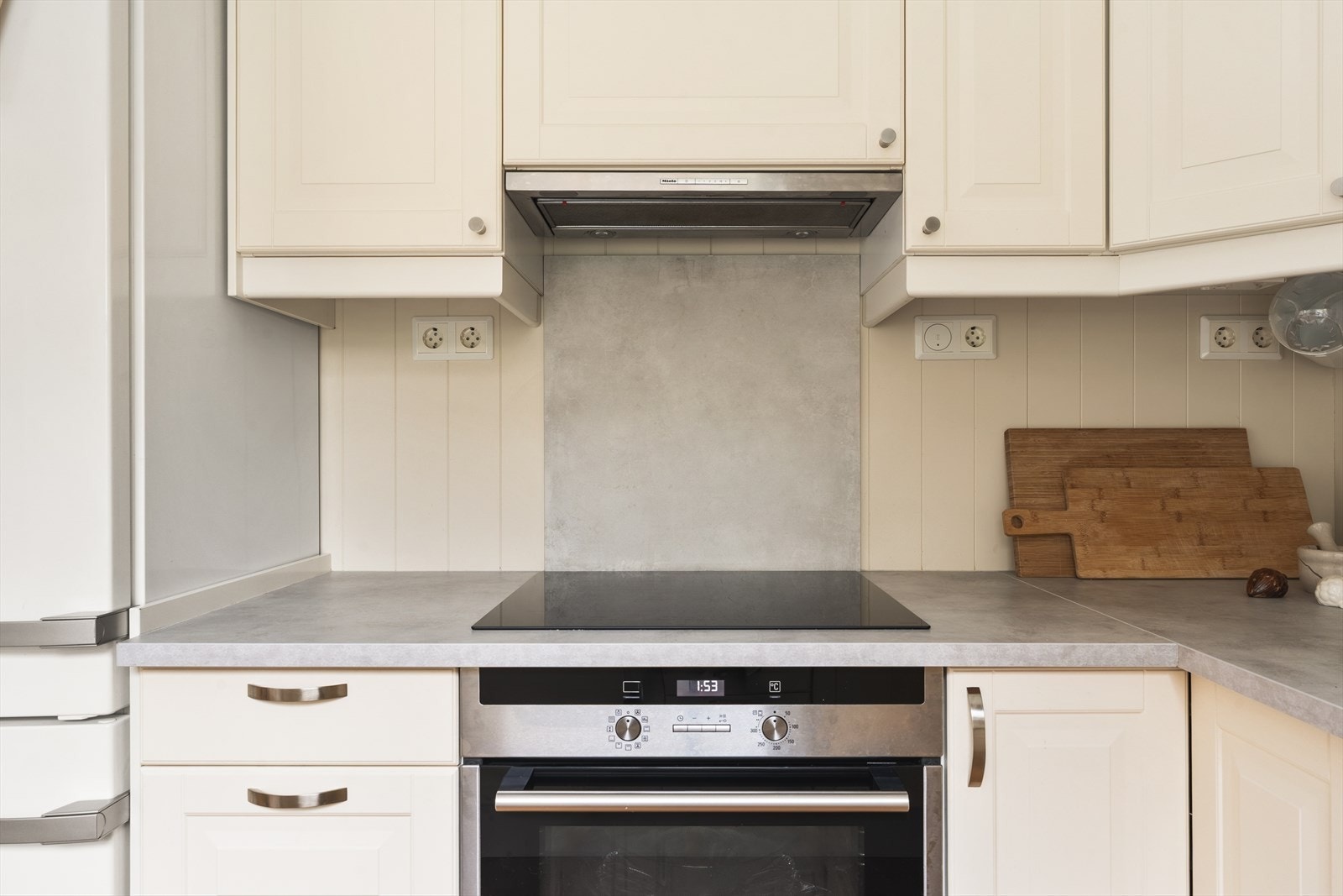 Kjøkkenet er utstyrt med innredning med profilerte fronter og benkeplate i laminat Galleribilde