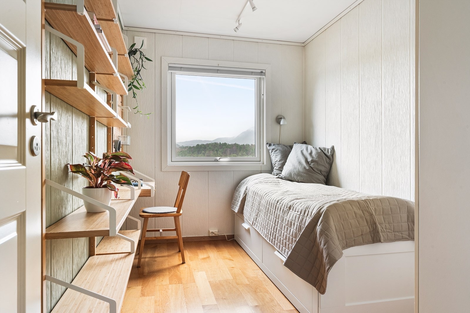 Soverom to passer fint som barnerom, gjesterom eller hjemmekontor ved behov Galleribilde