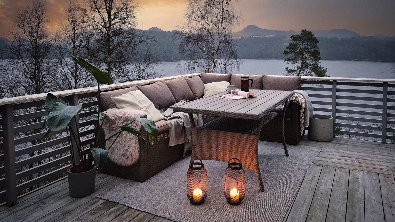 Fra altanen kan man nyte nydelig utsikt over Gjeddevatnet, og videre mot Lyderhorn og Løvstakken Galleribilde