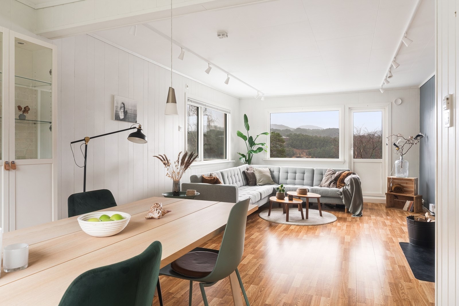 Leiligheten ligger på enden av bygget og har godt med naturlig lysinnslipp fra flere store vindusflater Galleribilde