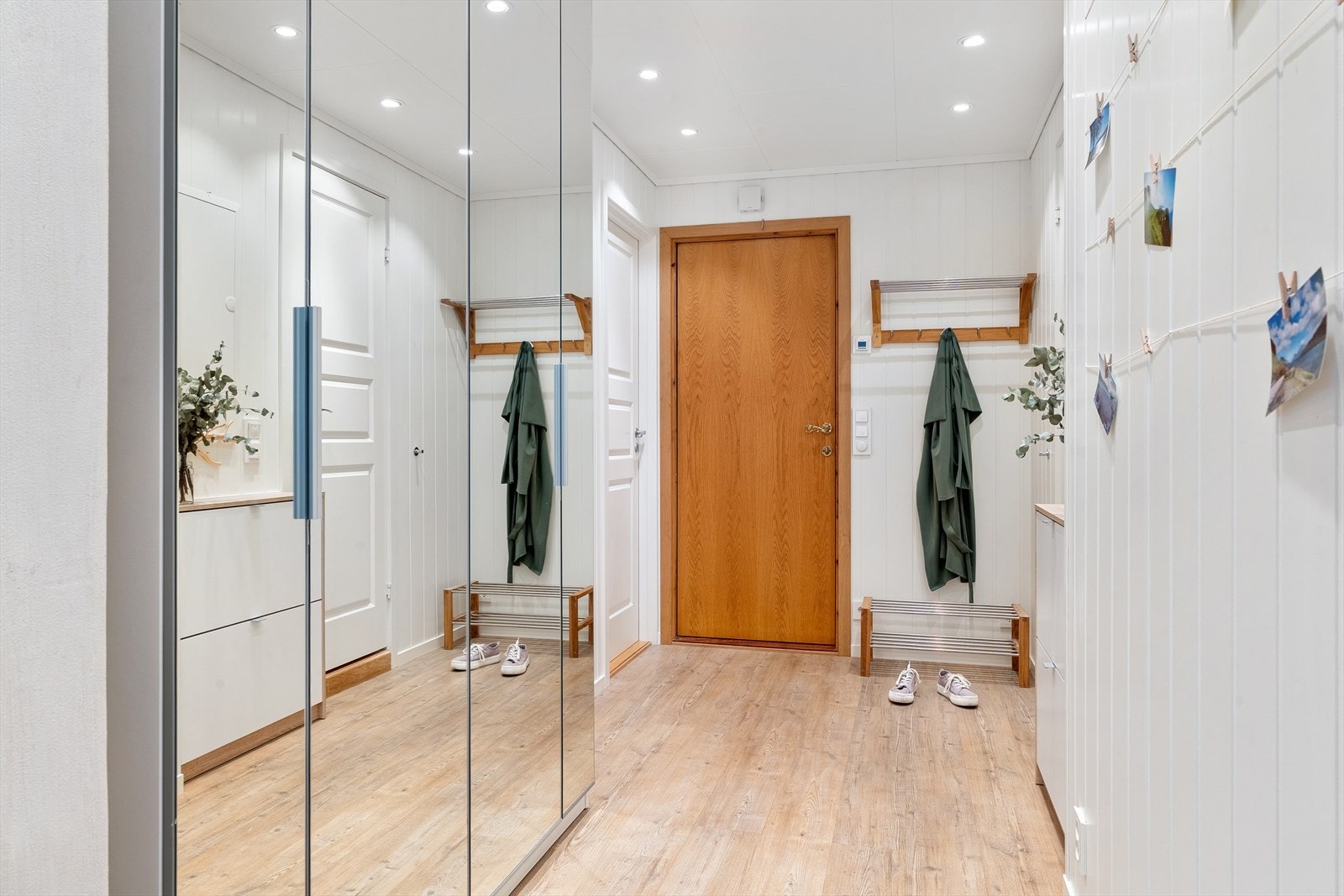 I gangen er det god plass til å henge av seg yttertøy og sette fra seg sko i et stort garderobeskap med speilfronter Galleribilde