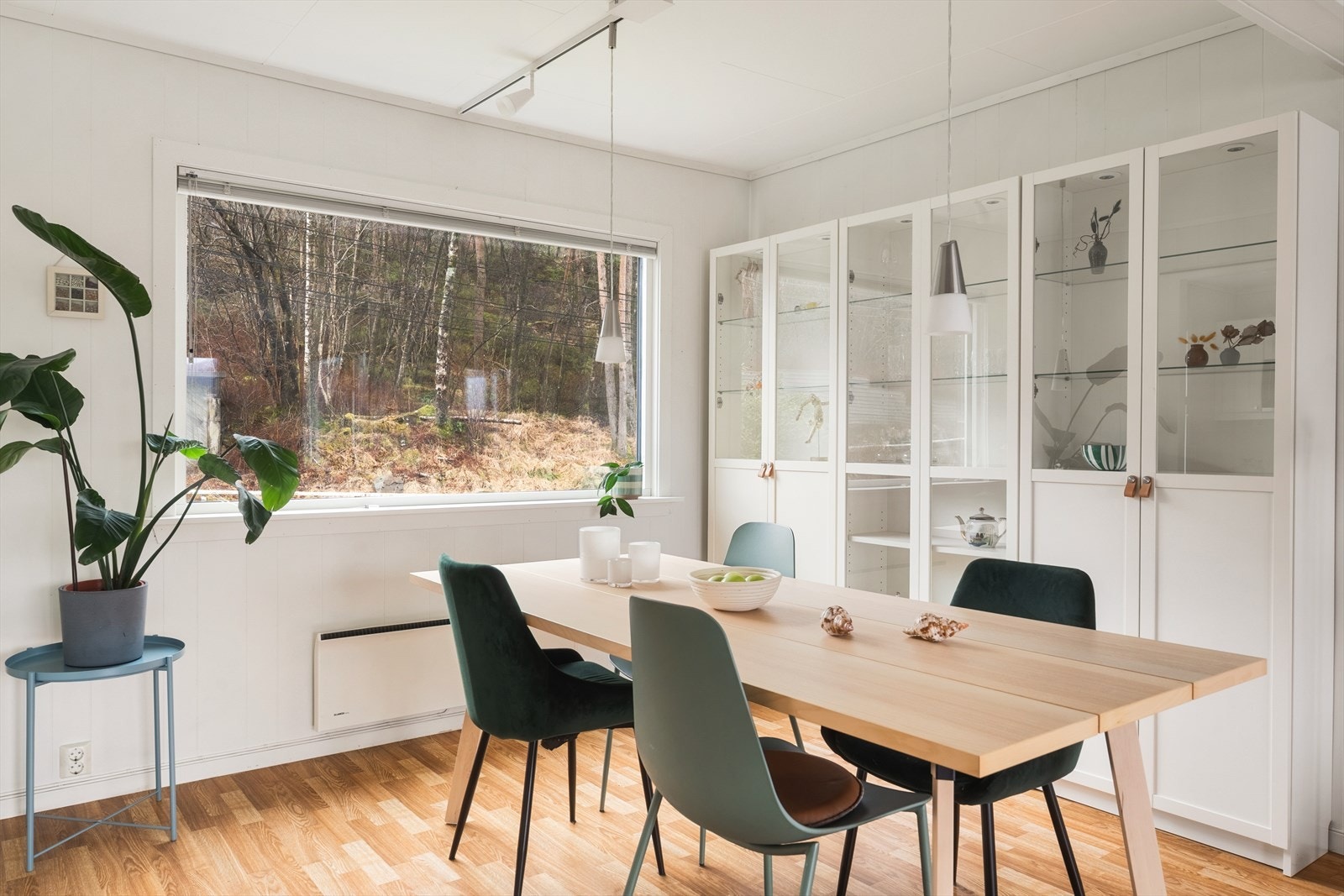 I stuen er det plass til en større spisegruppe Galleribilde