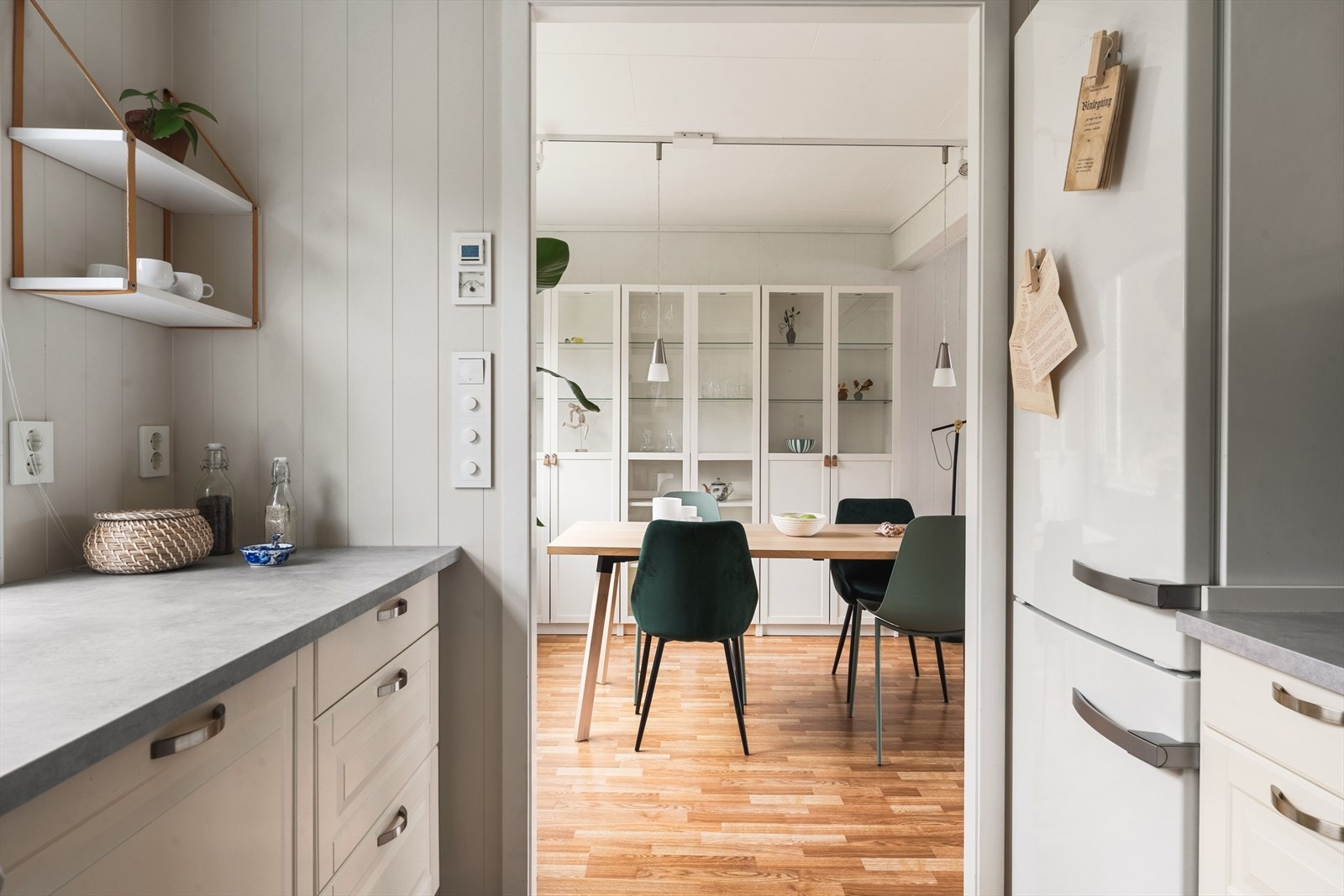 Fra stue går turen videre inn til leilighetens kjøkken Galleribilde